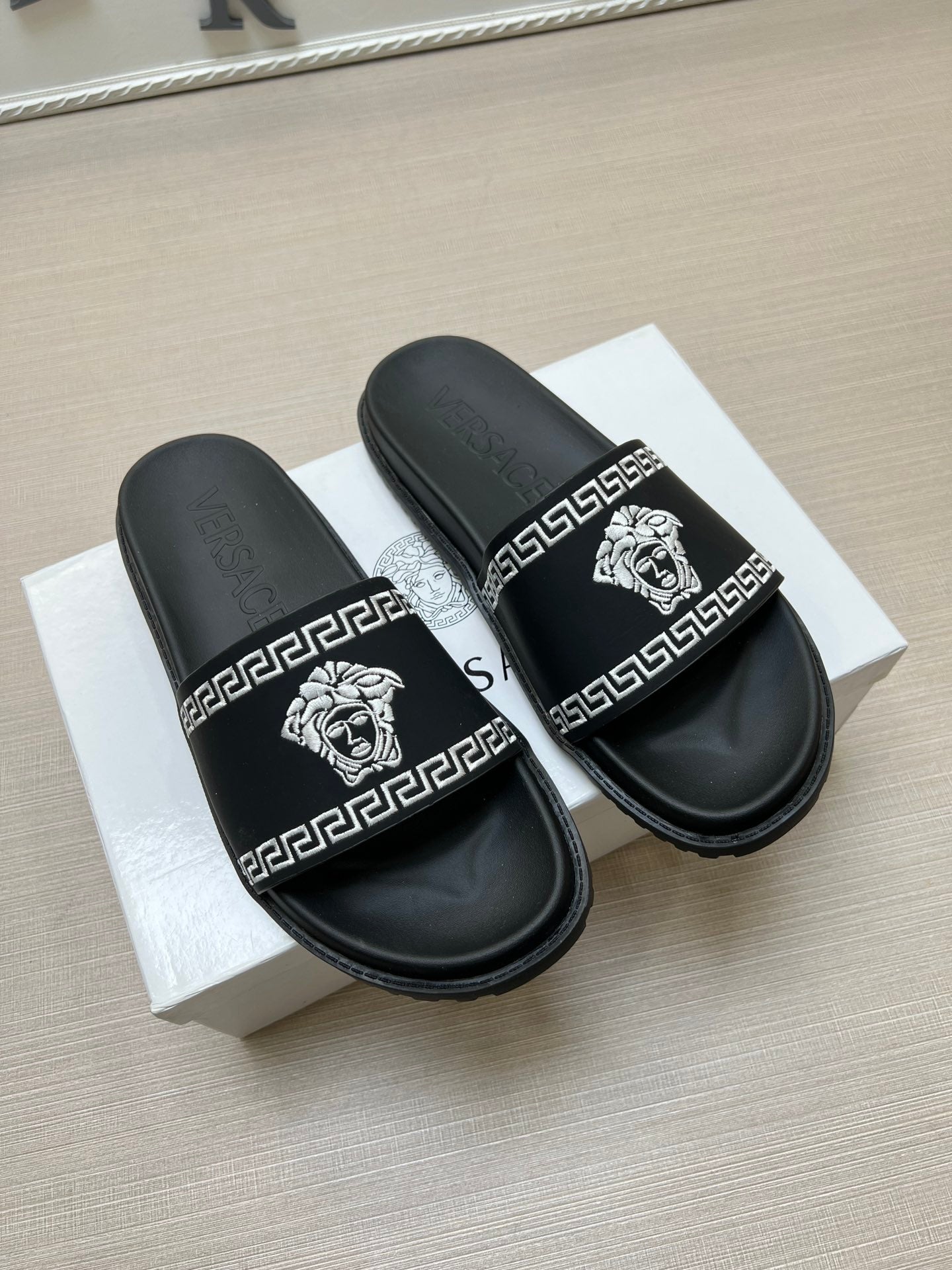 54V53ZDE Stylish slippers