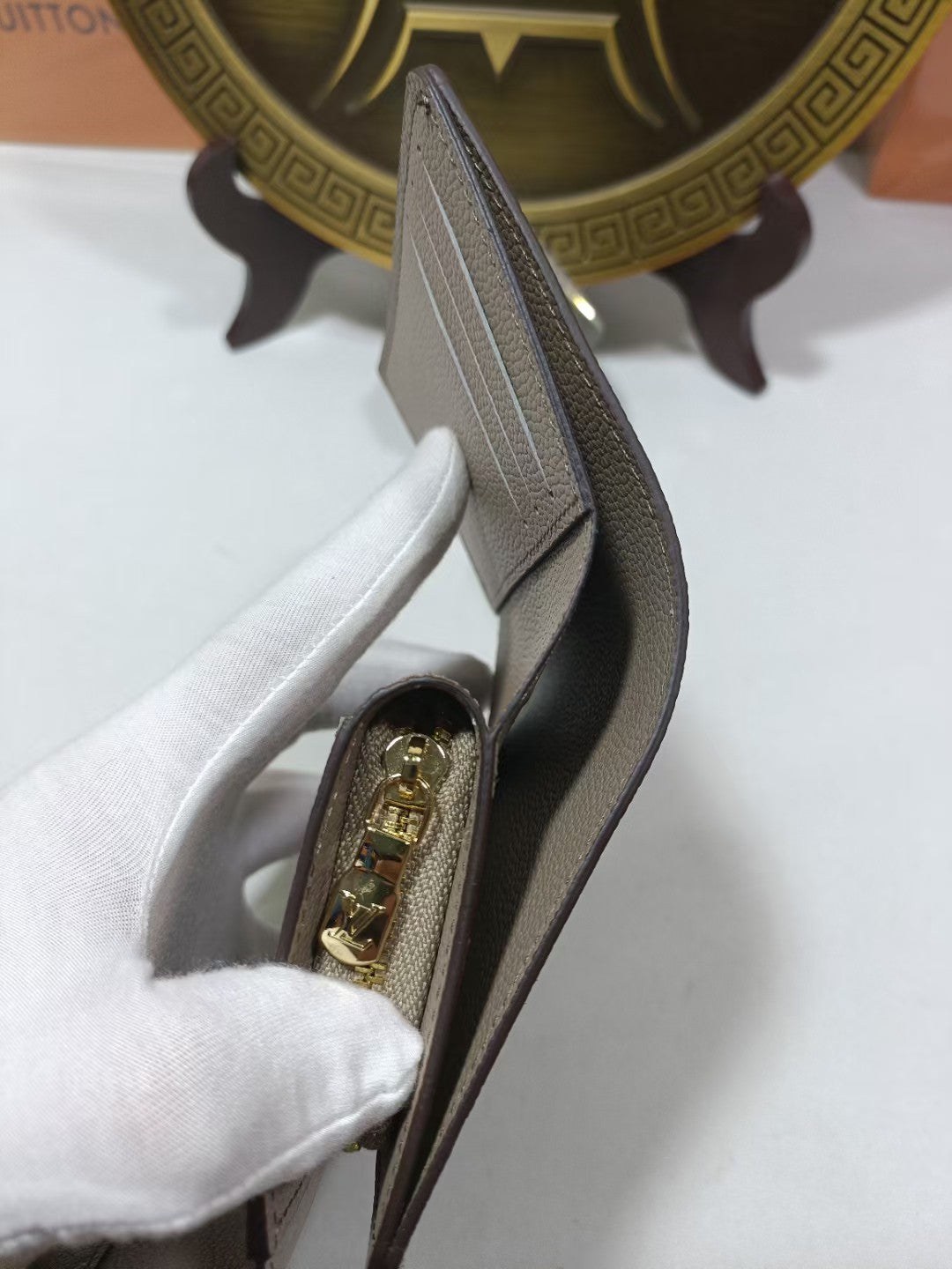 1XB385BDE Stylish leather wallets  ( with boxs)