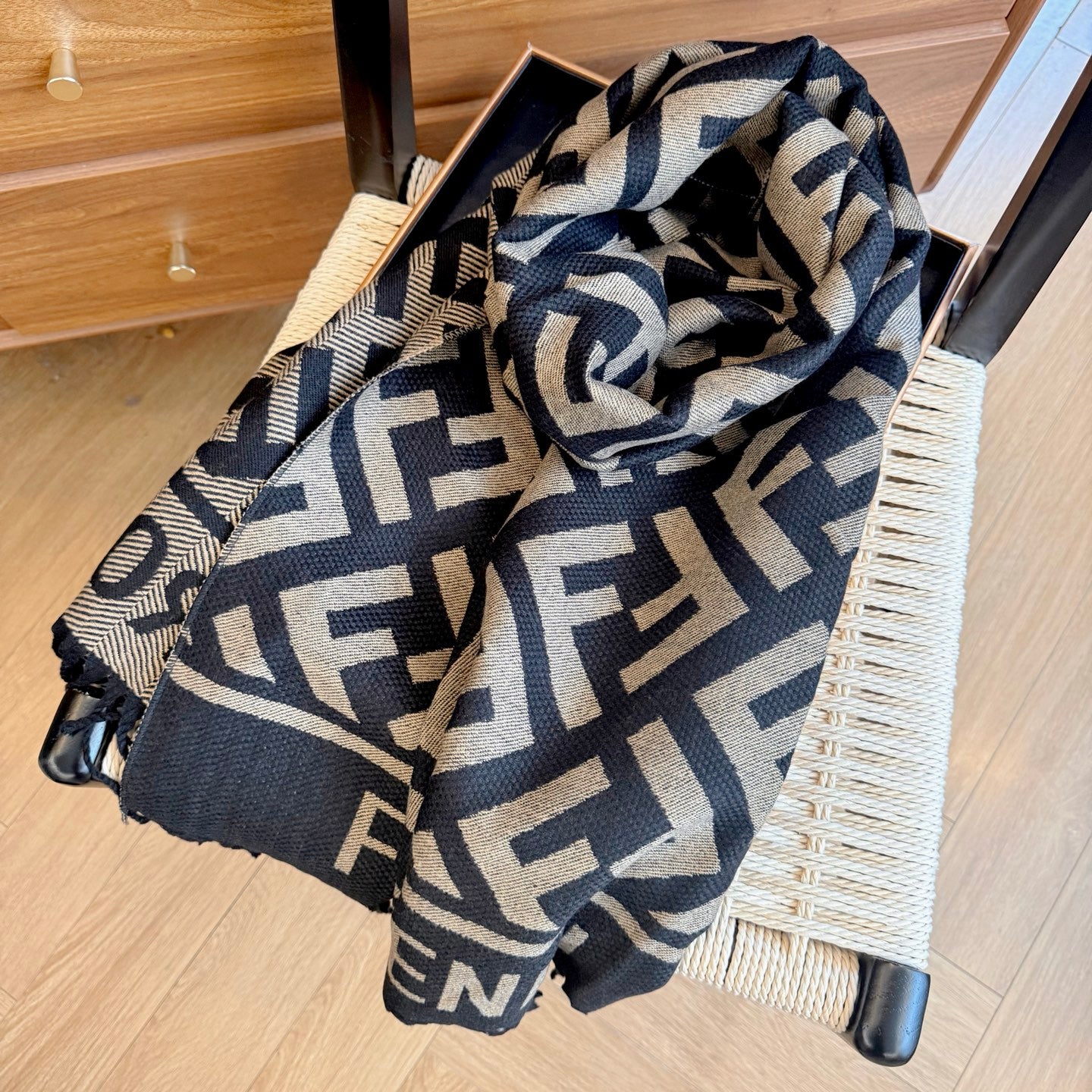 185ZF68WDE Stylish  Winter Scarves
