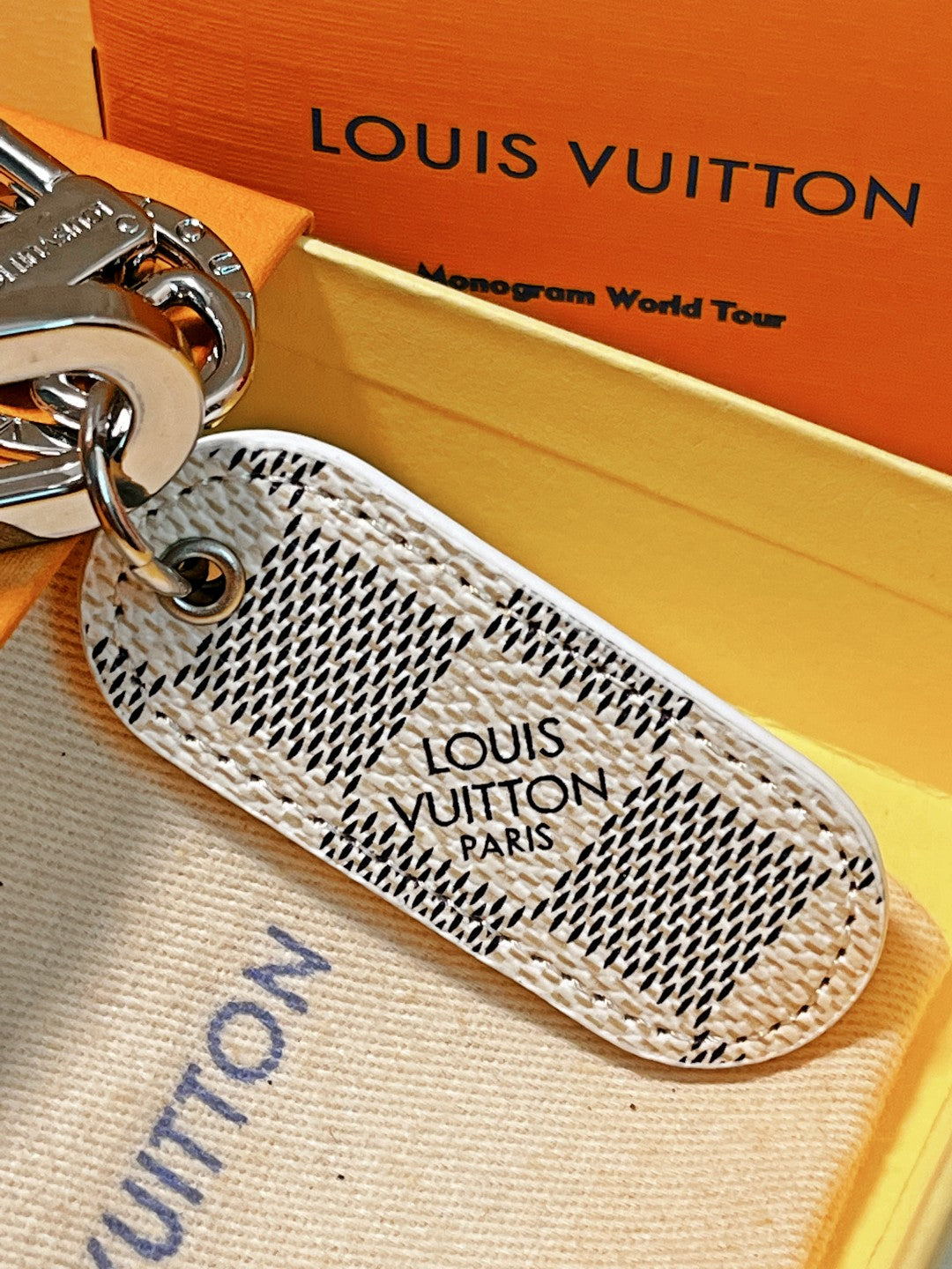 14E61ADE Stylish key closure