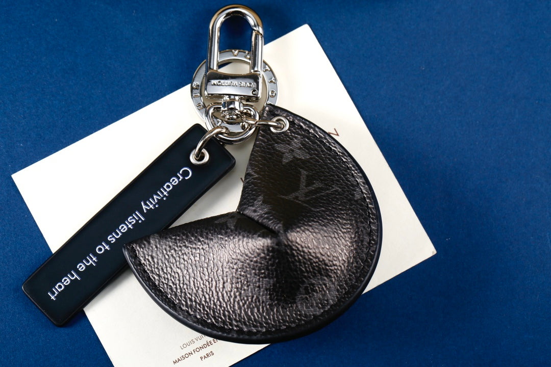 3RE4ADE Stylish key closure
