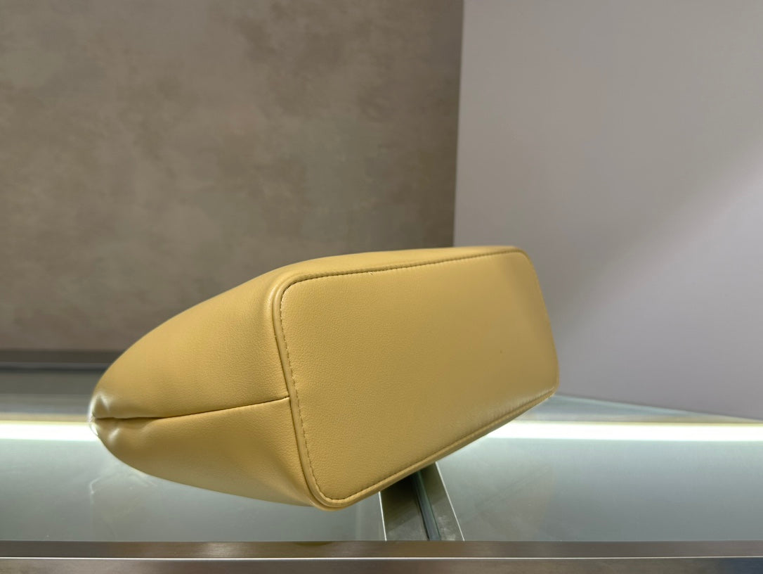 155NA12BDE Stylish leather bag