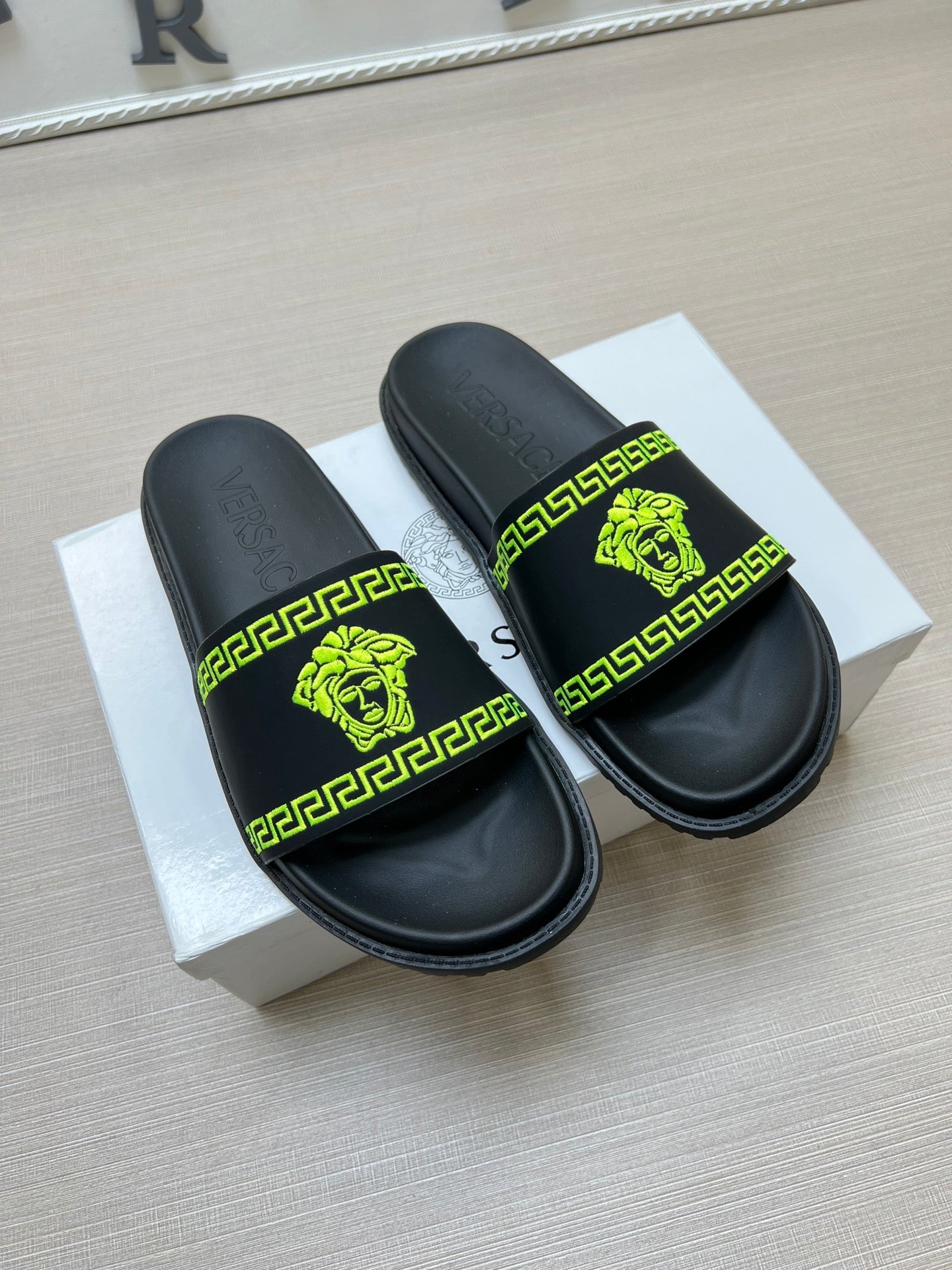 54V53ZDE Stylish slippers