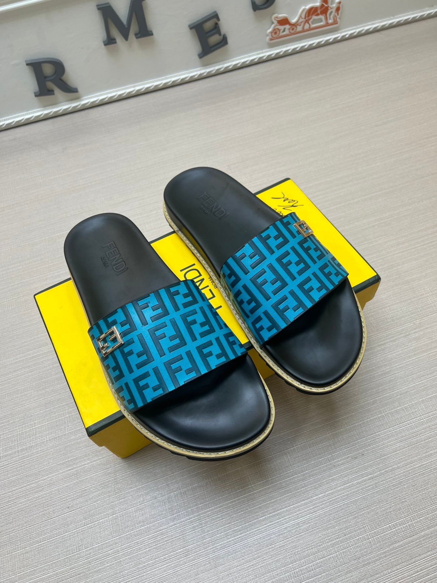 54F121ZDE Stylish slippers