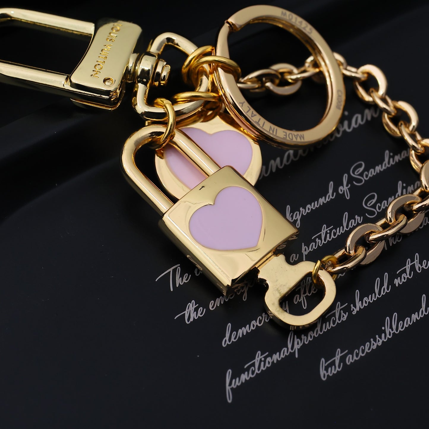 14E18ADE Stylish key closure
