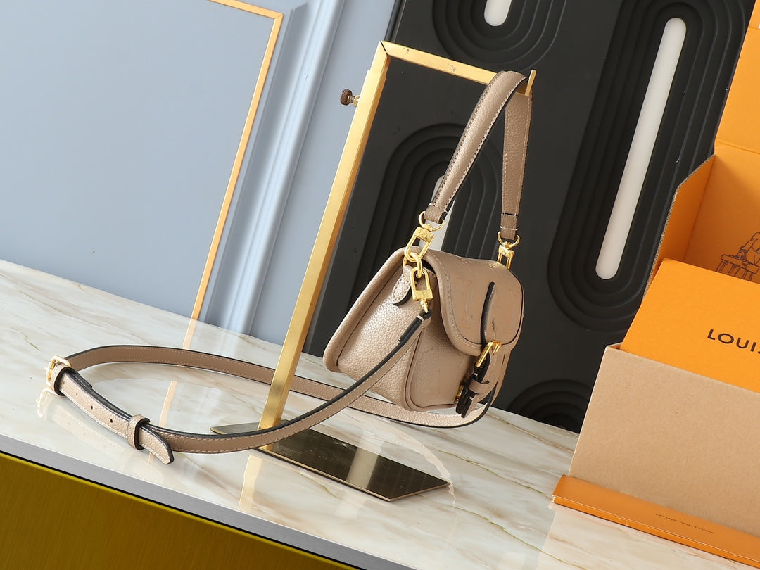 15XE3BDE Stylish leather bag