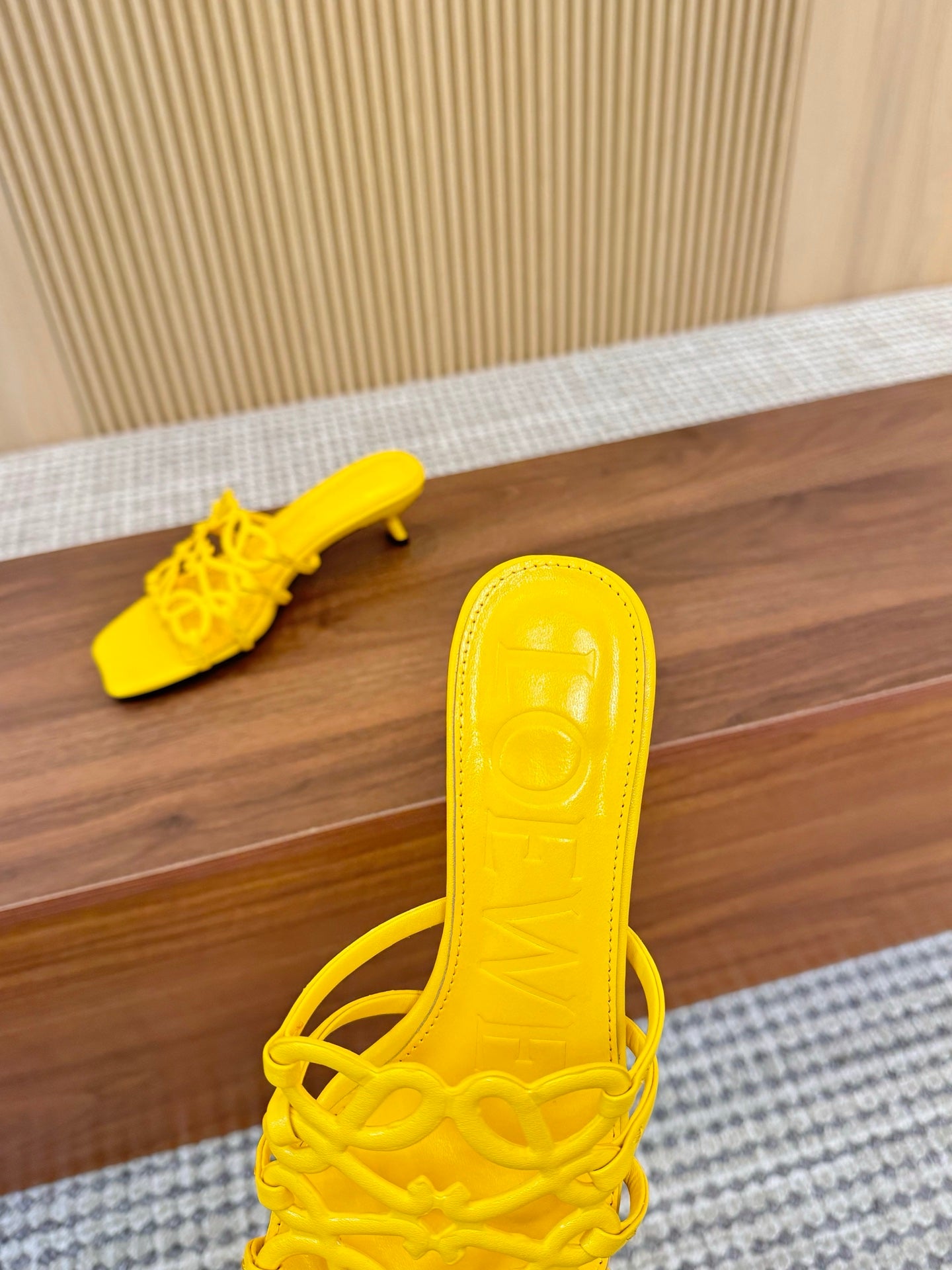 255QA33ZDE Stylish leather Slippers