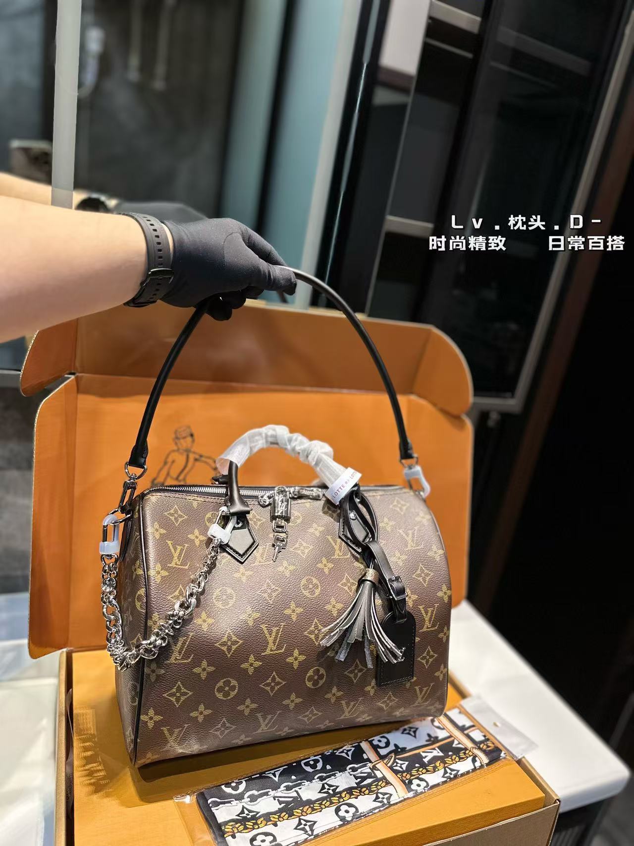 1WE22BDE Stylish leather bag