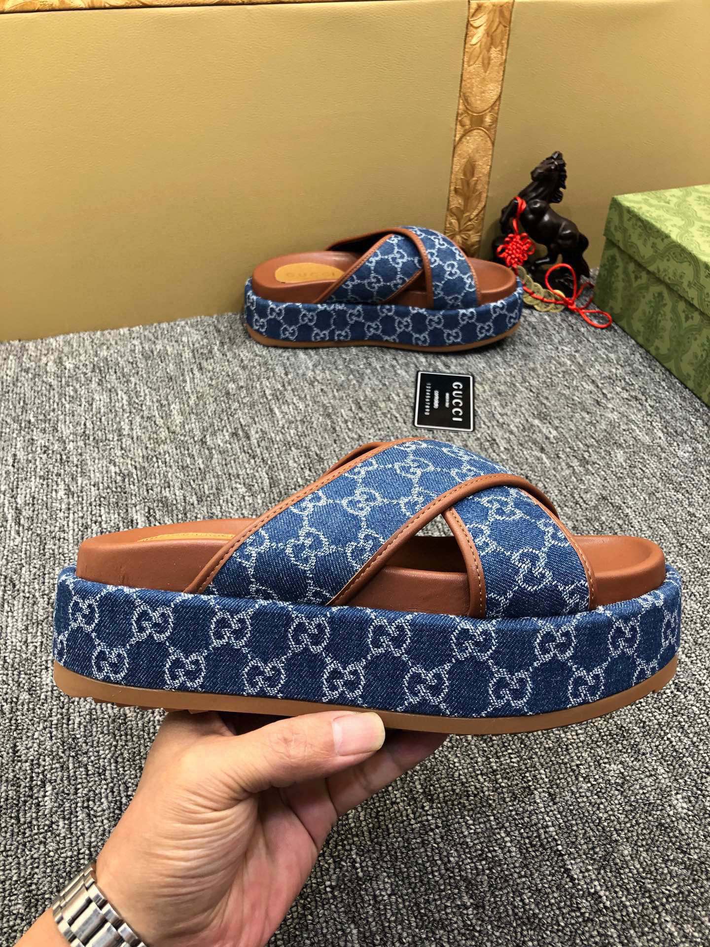5YB69ZDE Stylish Slippers
