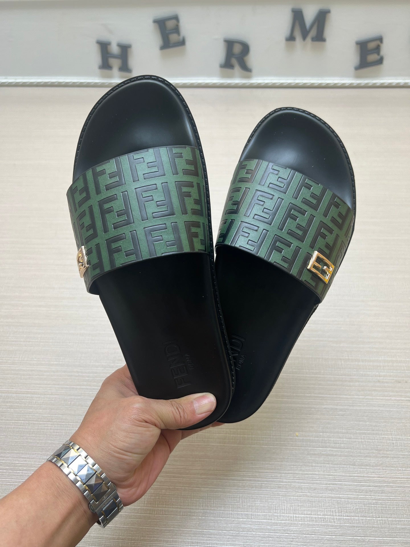 54F121ZDE Stylish slippers