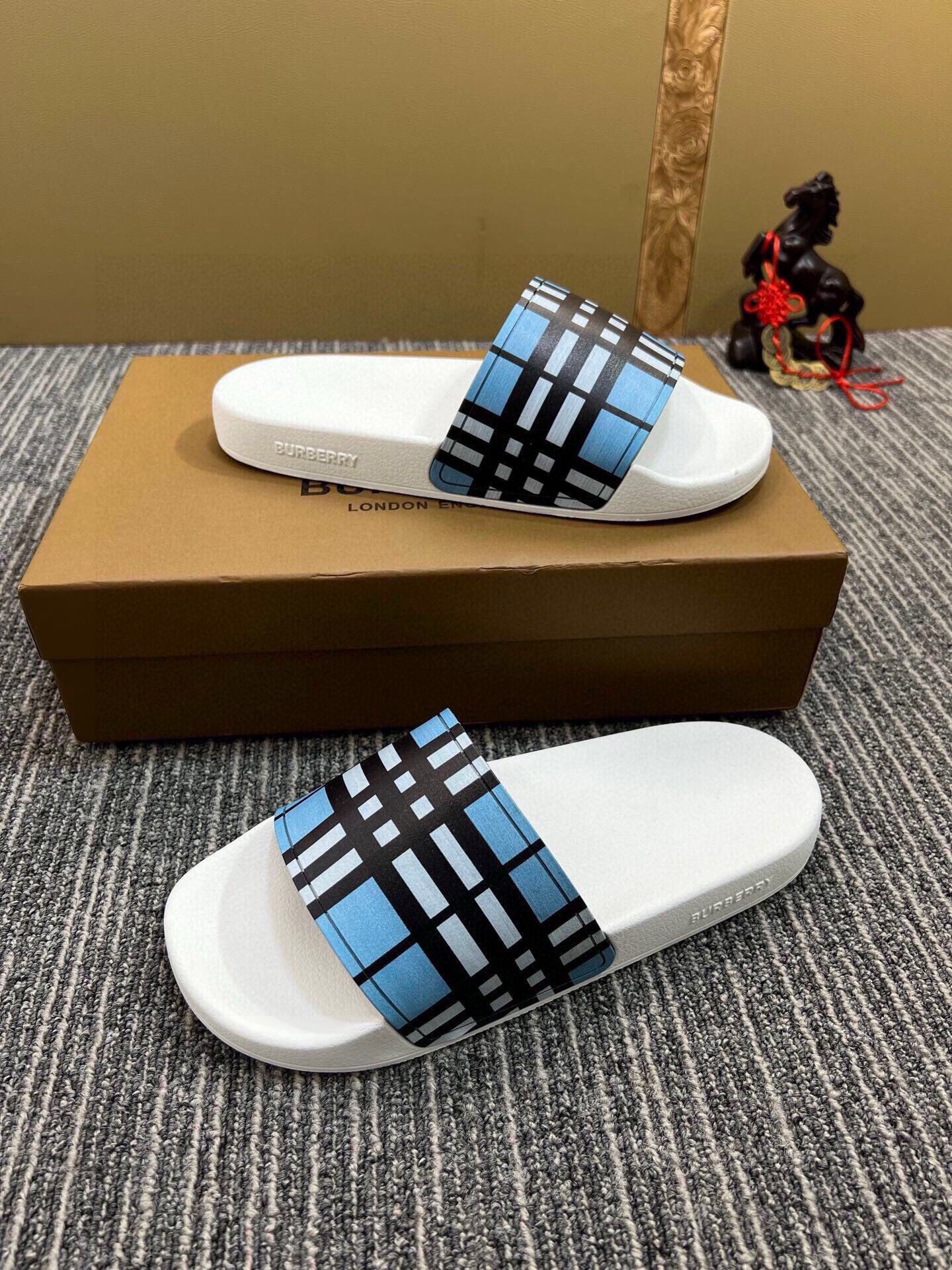 535ZR262ZDE Stylish Slippers