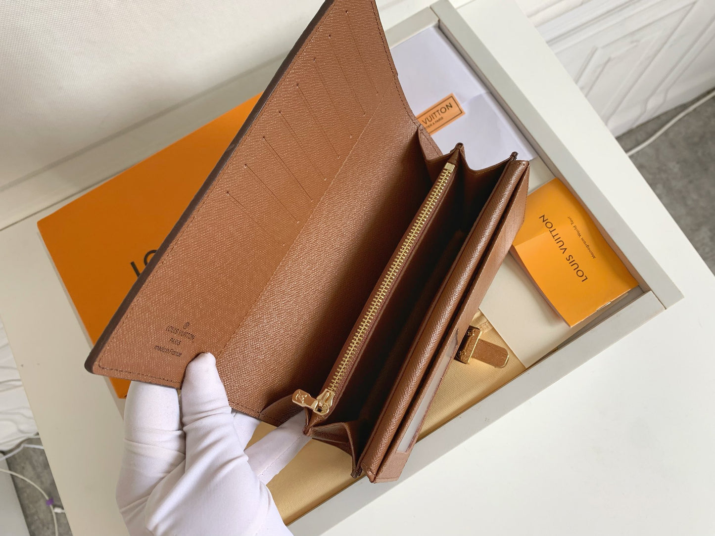 1XE73BDE Stylish leather wallets with package