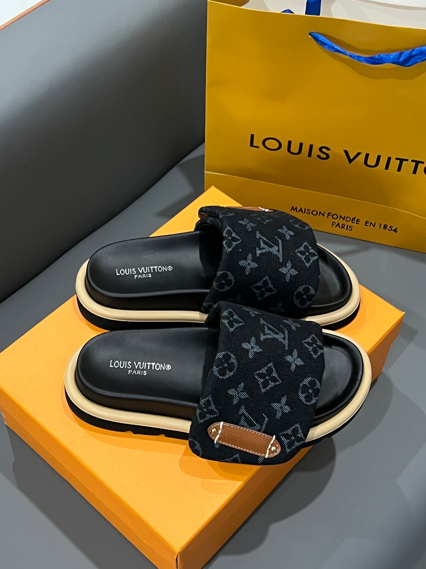 14E73ZDE Stylish Slippers