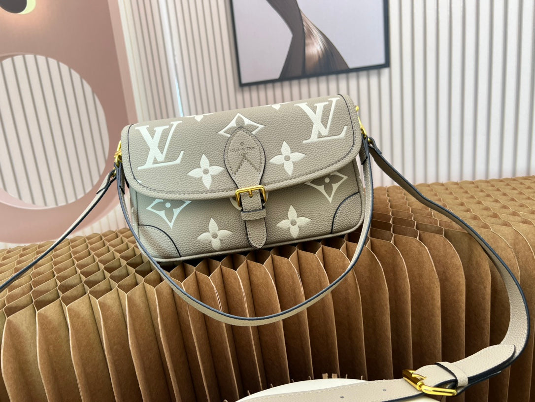 2XE028BDE Stylish leather bag 