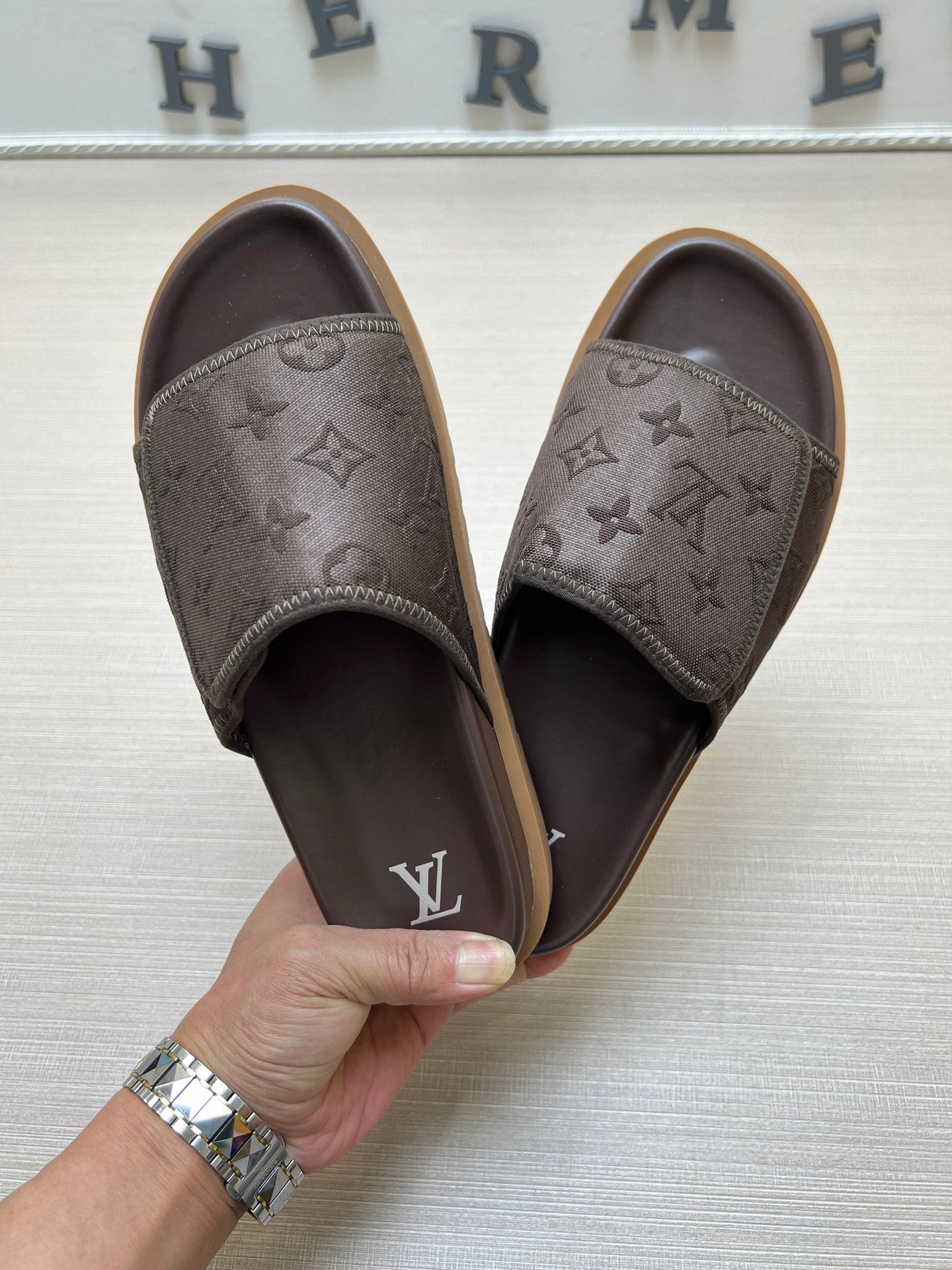 54E14ZDE Stylish slippers