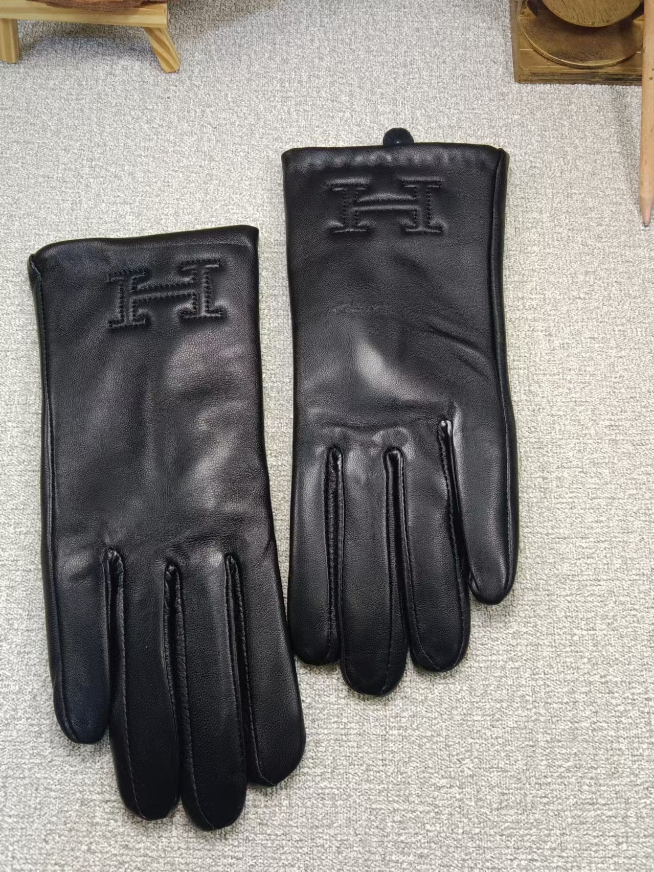 24H100SDE Stylish gloves