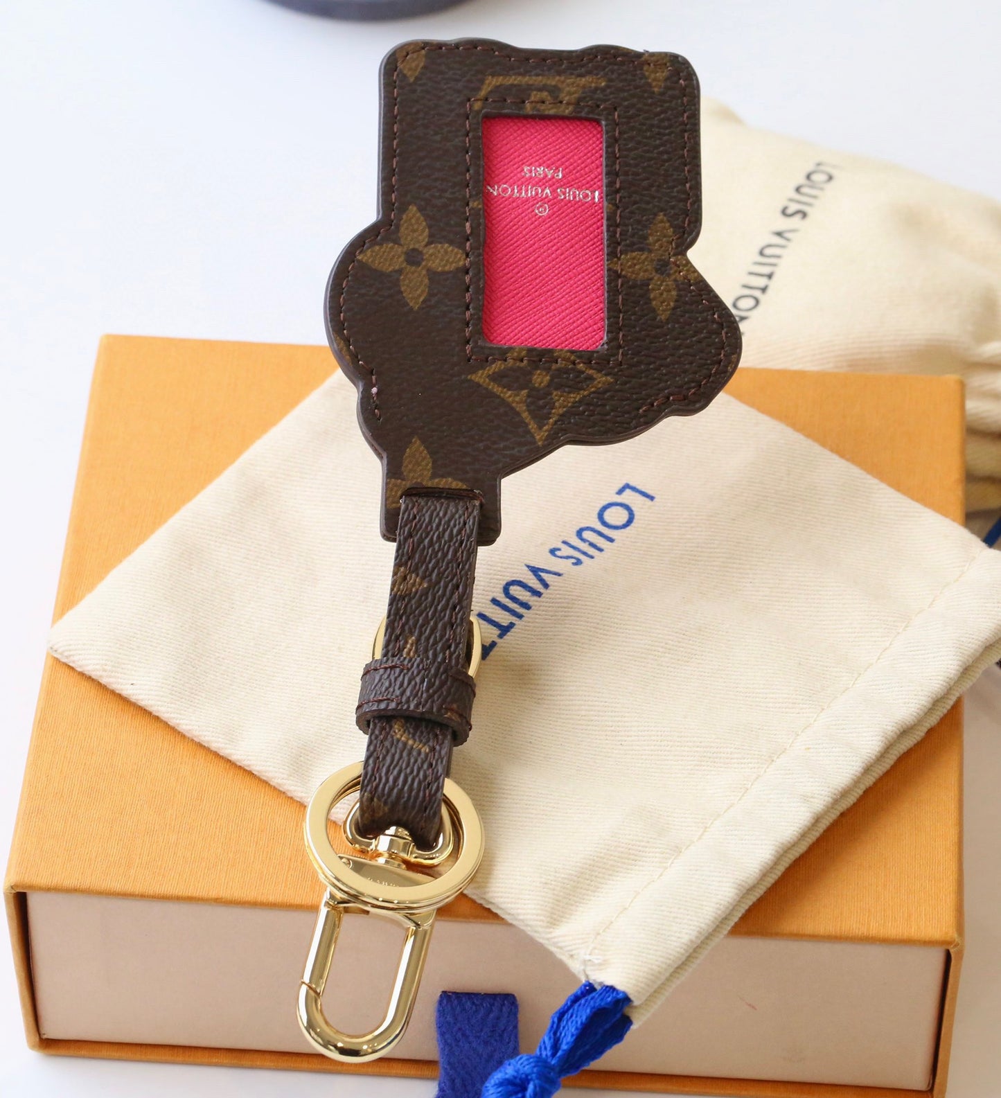 3RE23ADE Stylish key closure