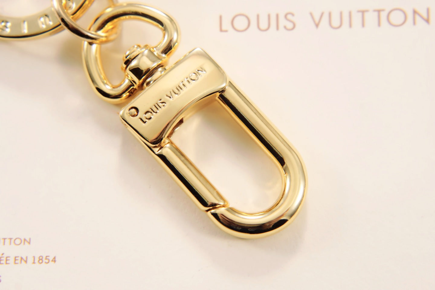 3RE19ADE Stylish key closure