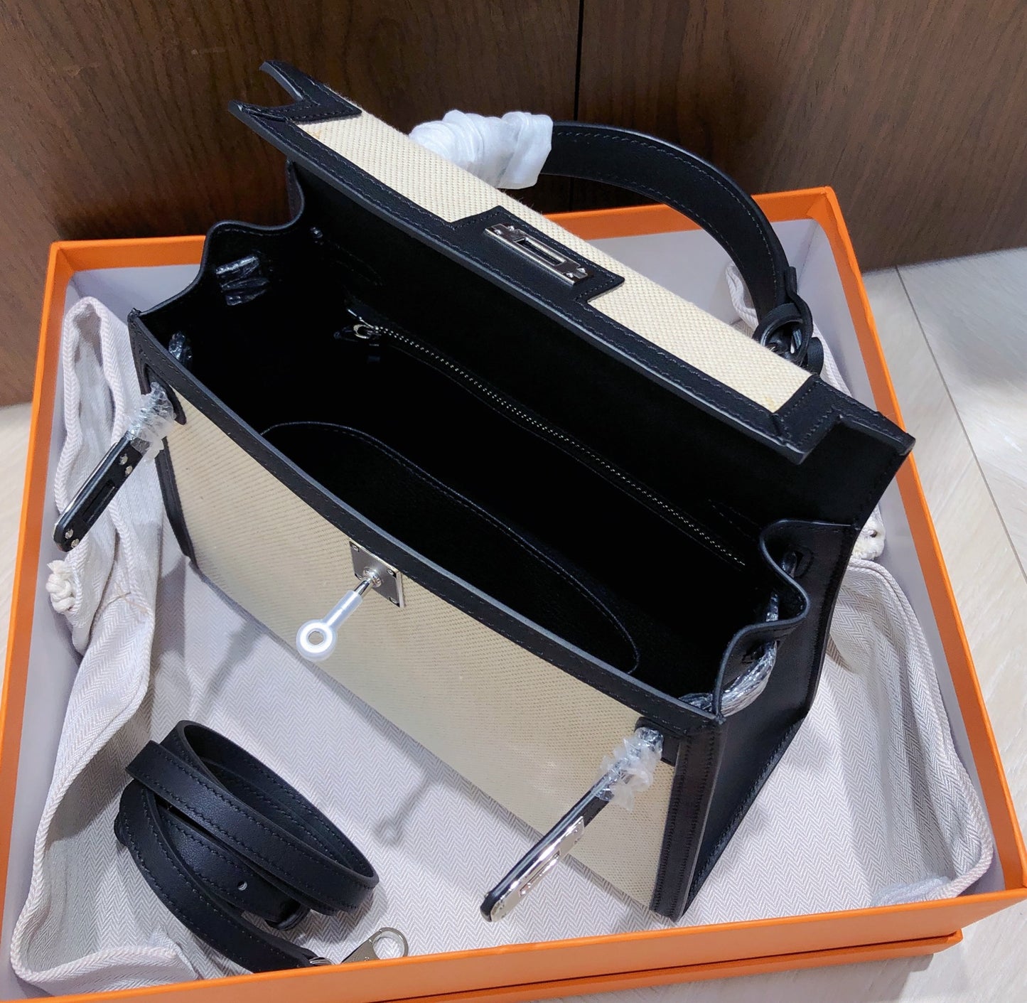 15RH119BDE Stylish leather bag