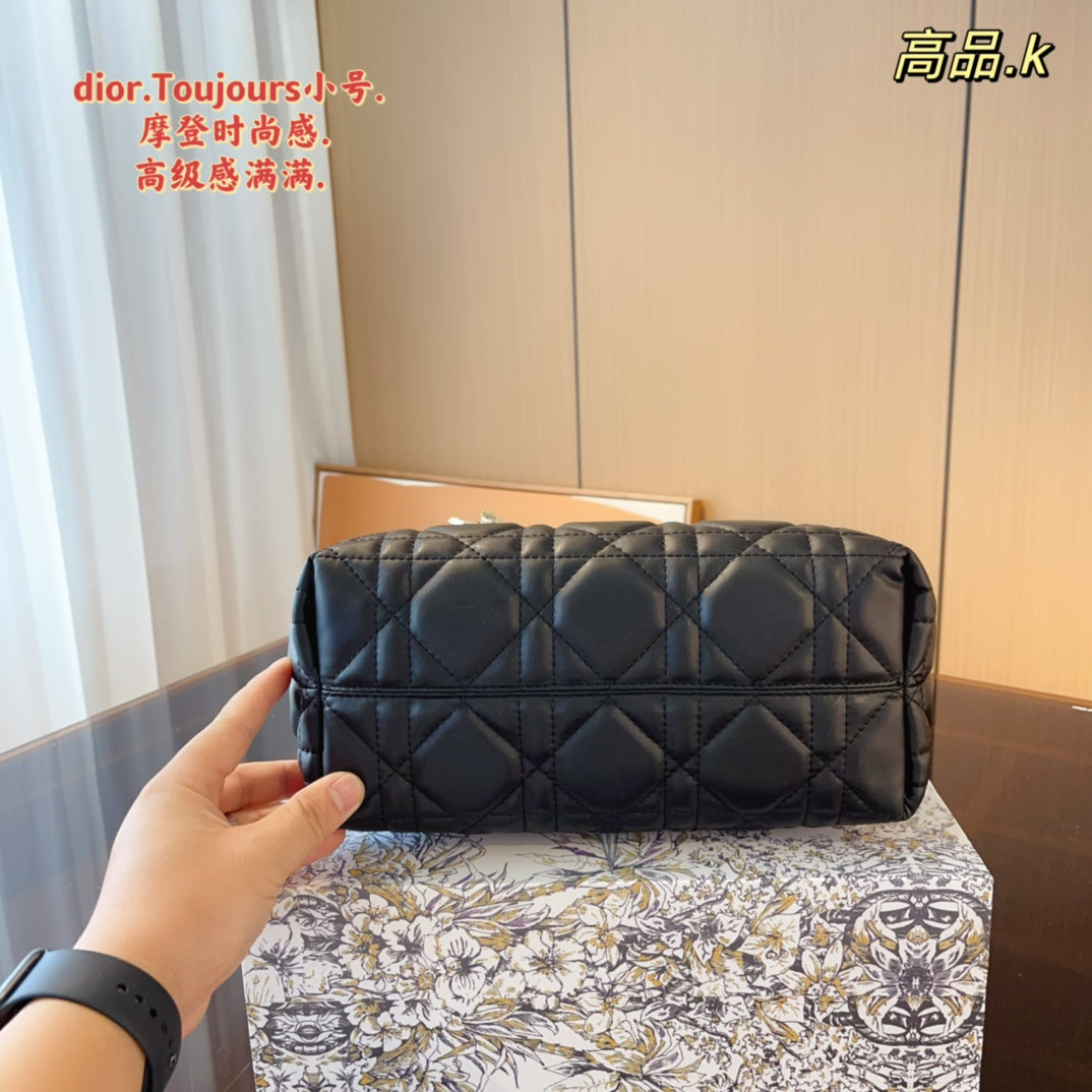 16XC107BDE Stylish leather bag 