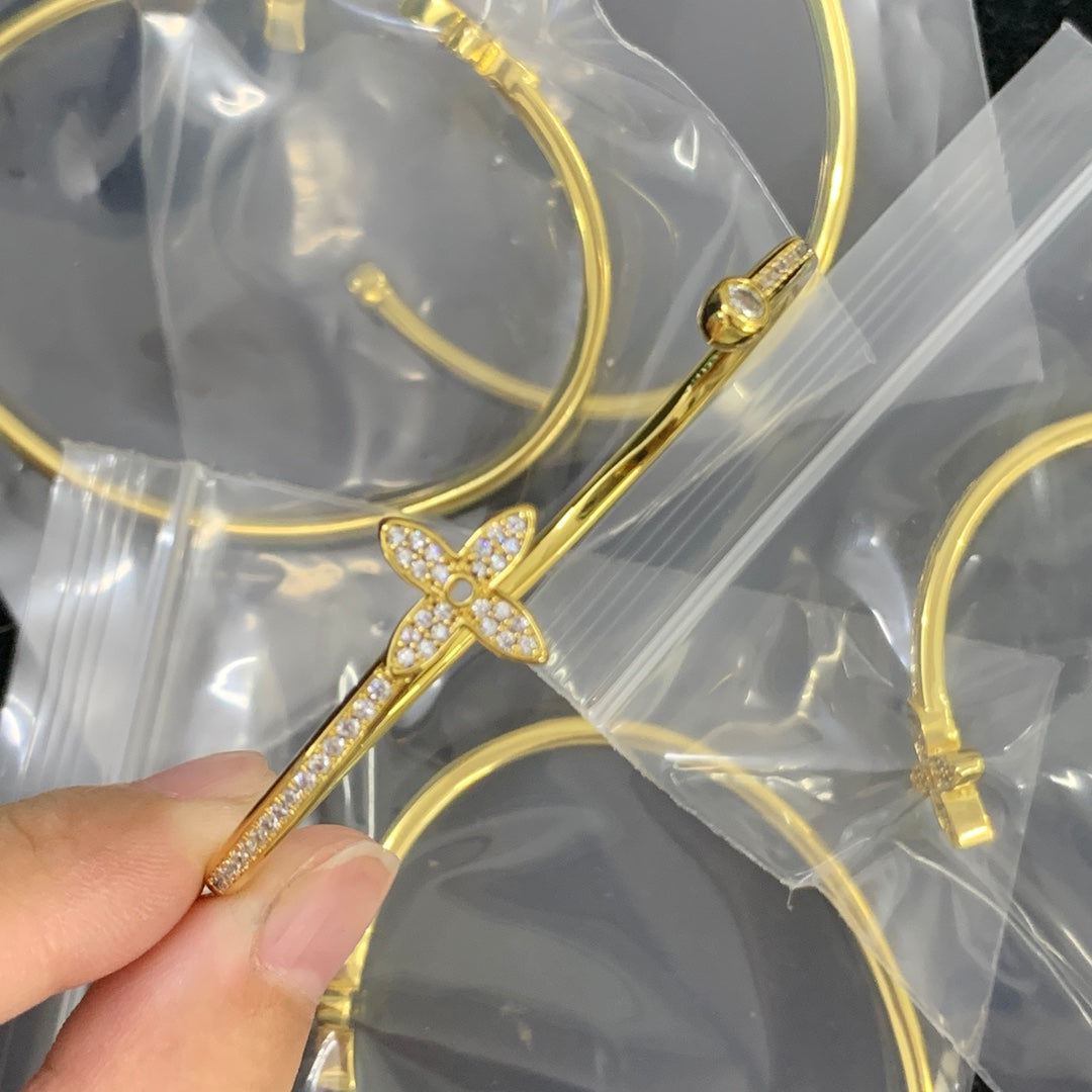 84E63KDE Stylish Bracelets