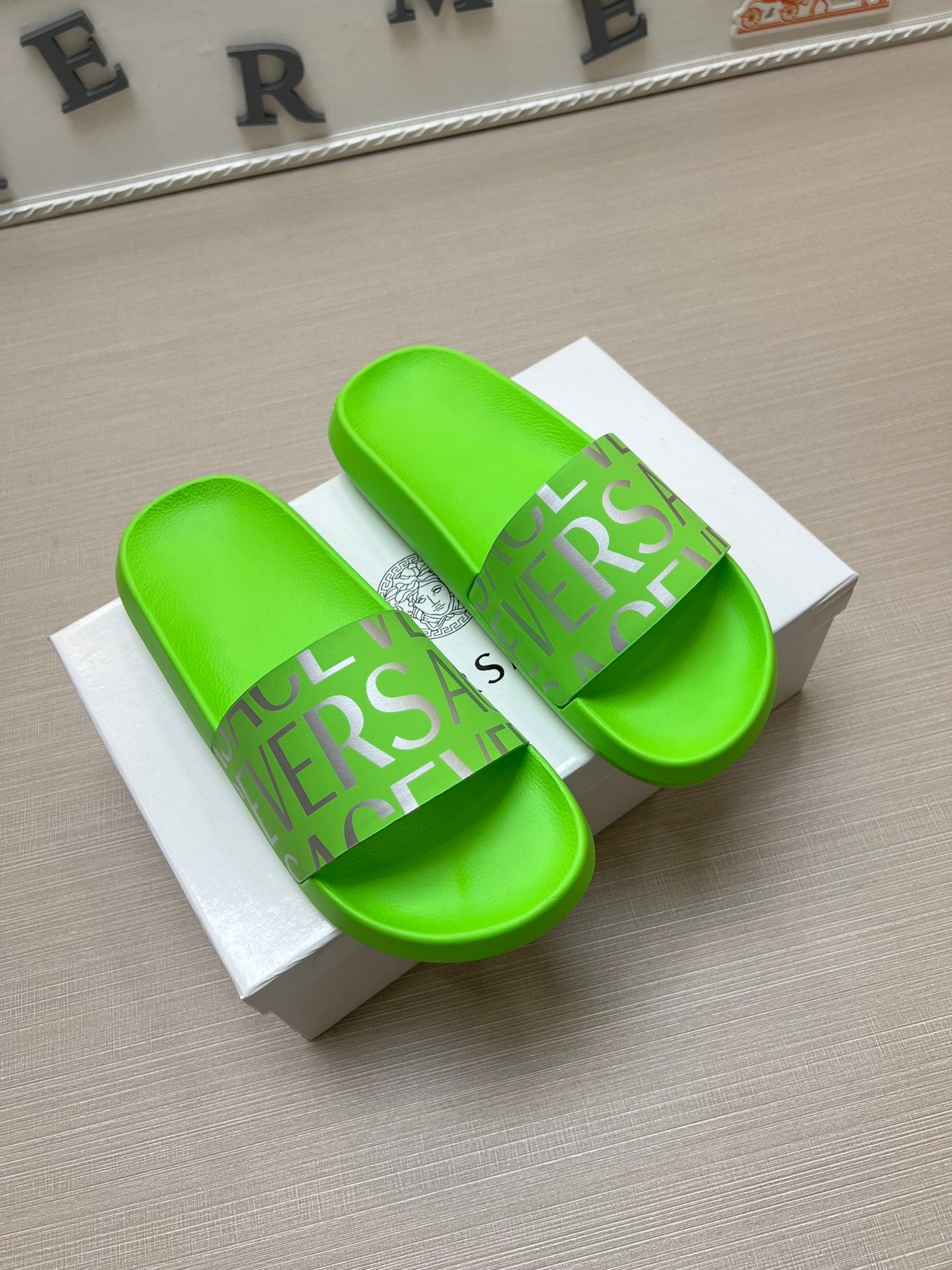 54V108ZDE Stylish slippers