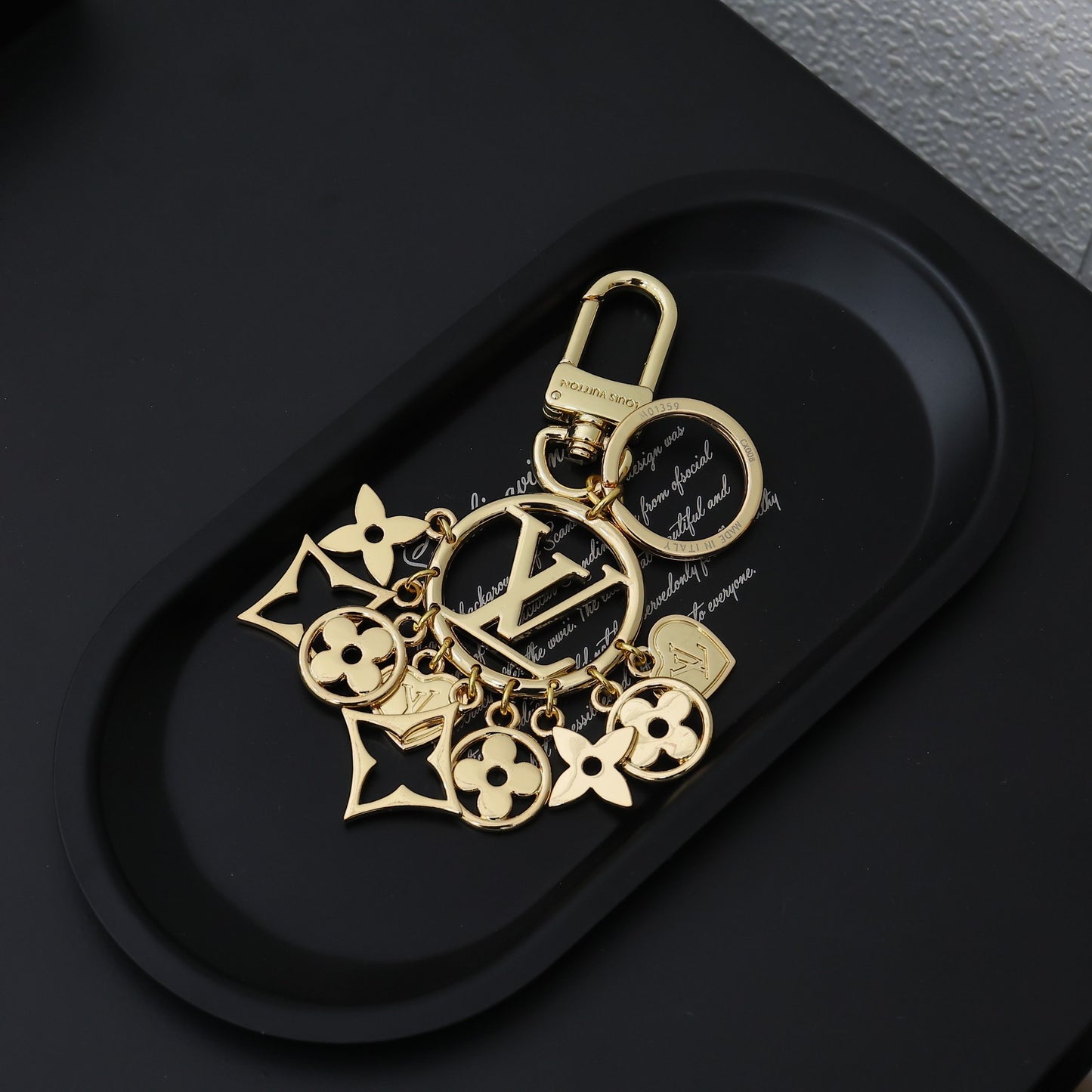 14E22ADE Stylish key closure
