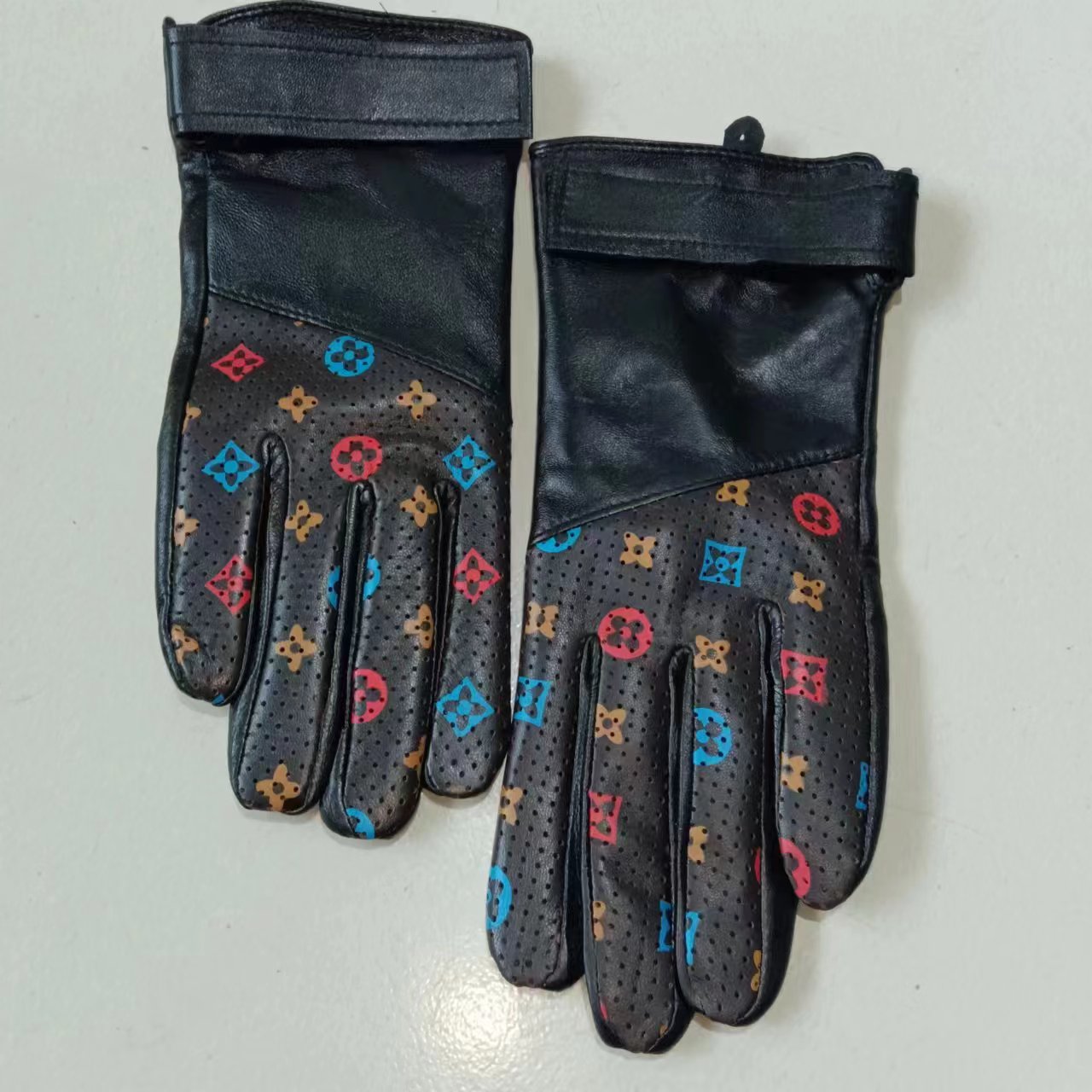 24E90SDE Stylish gloves