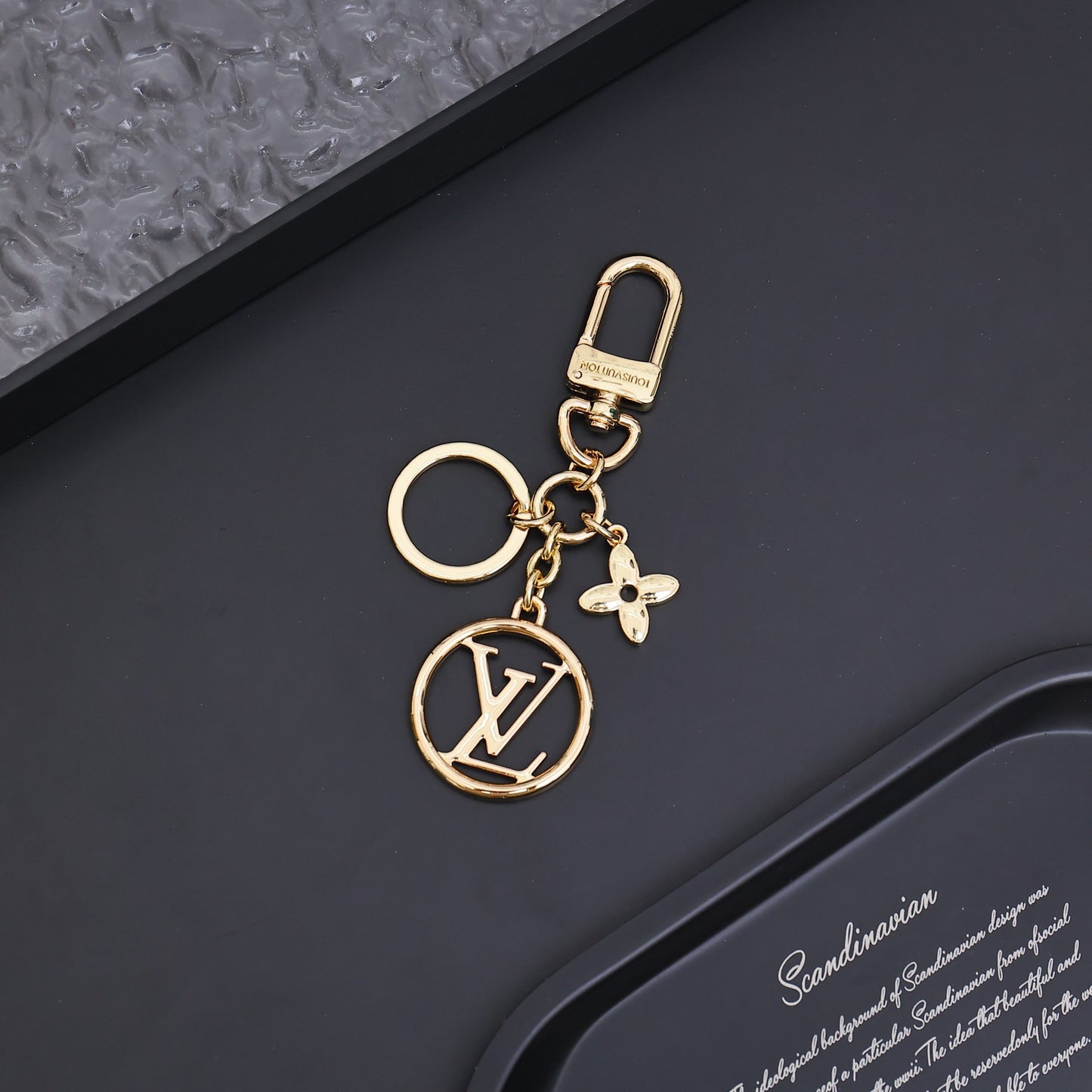 14E21ADE Stylish key closure
