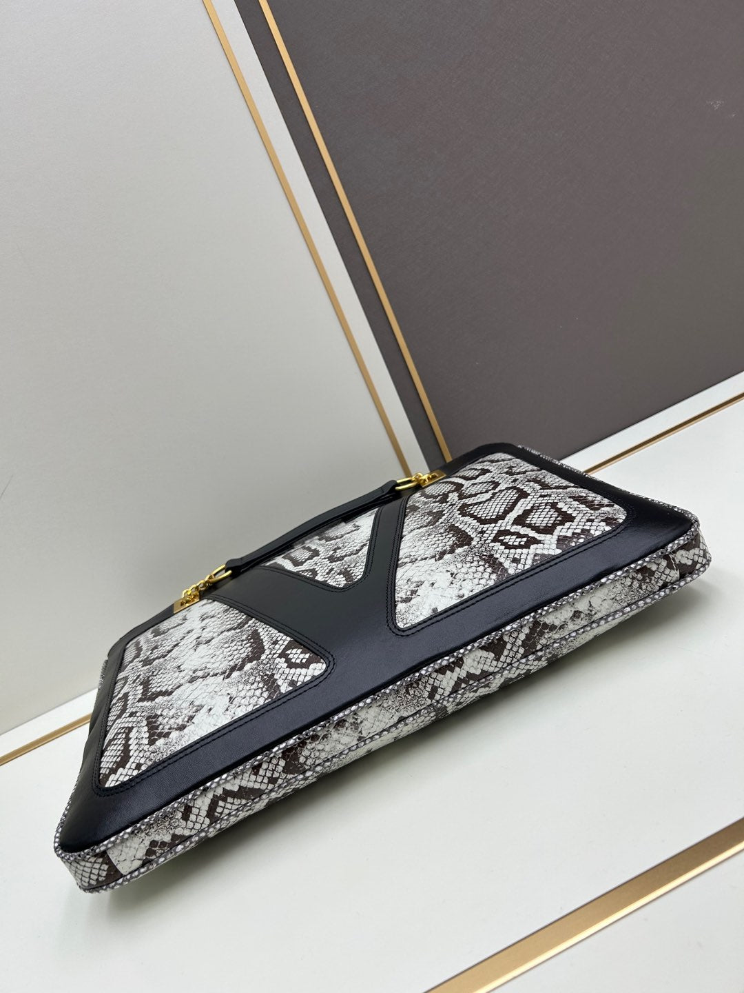 2WVL47BDE Stylish leather bag