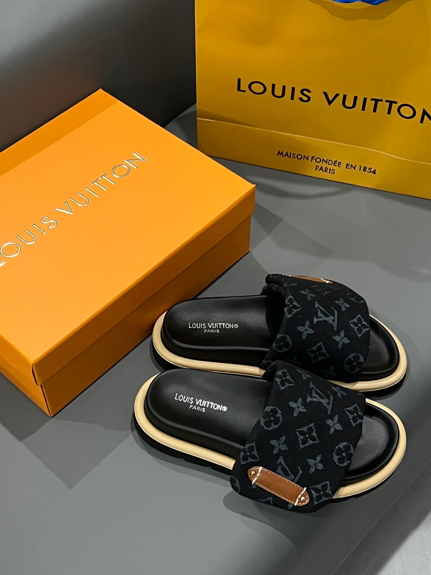 14E73ZDE Stylish Slippers