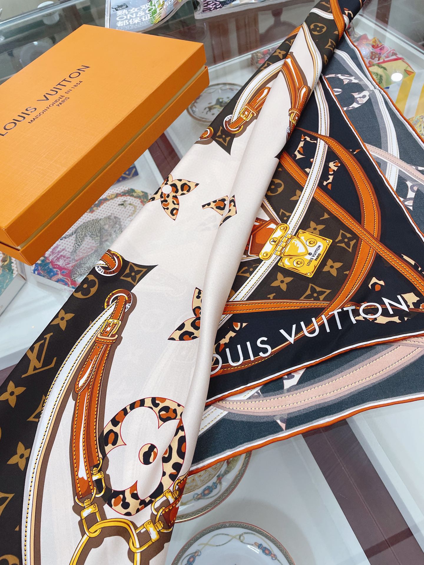 155NE6WDE Stylish Silk Scarve