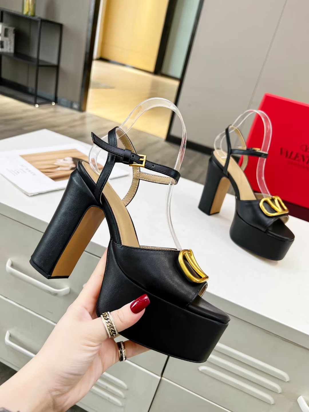 2YVL26ZDE Stylish leather  High heels