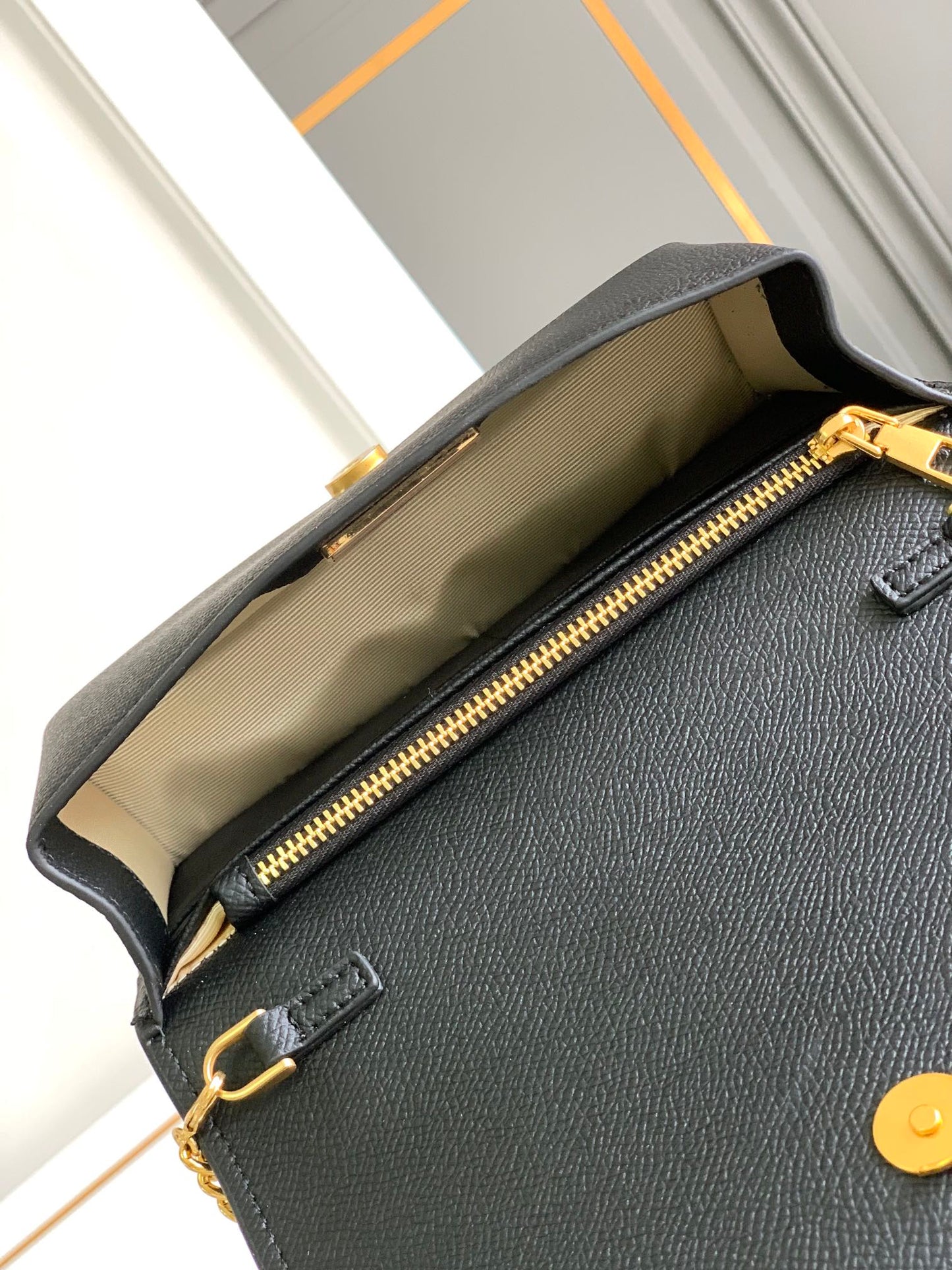 1XVL272BDE Stylish leather bag 