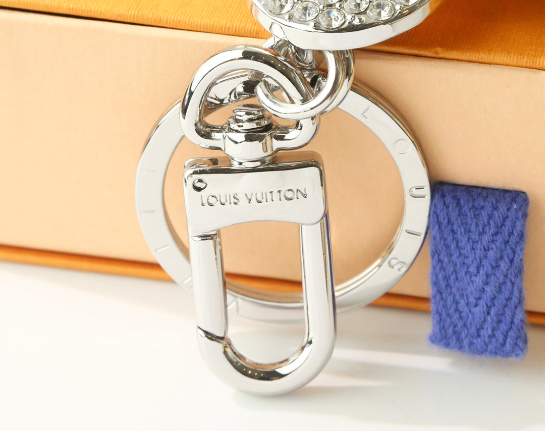 14E68ADE Stylish key closure
