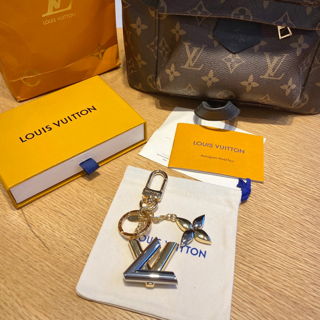 1E18ADE Stylish  Keychains