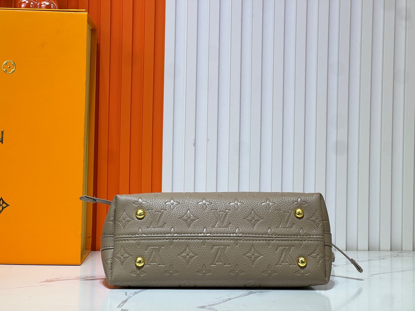 2WE33BDE Stylish leather bag