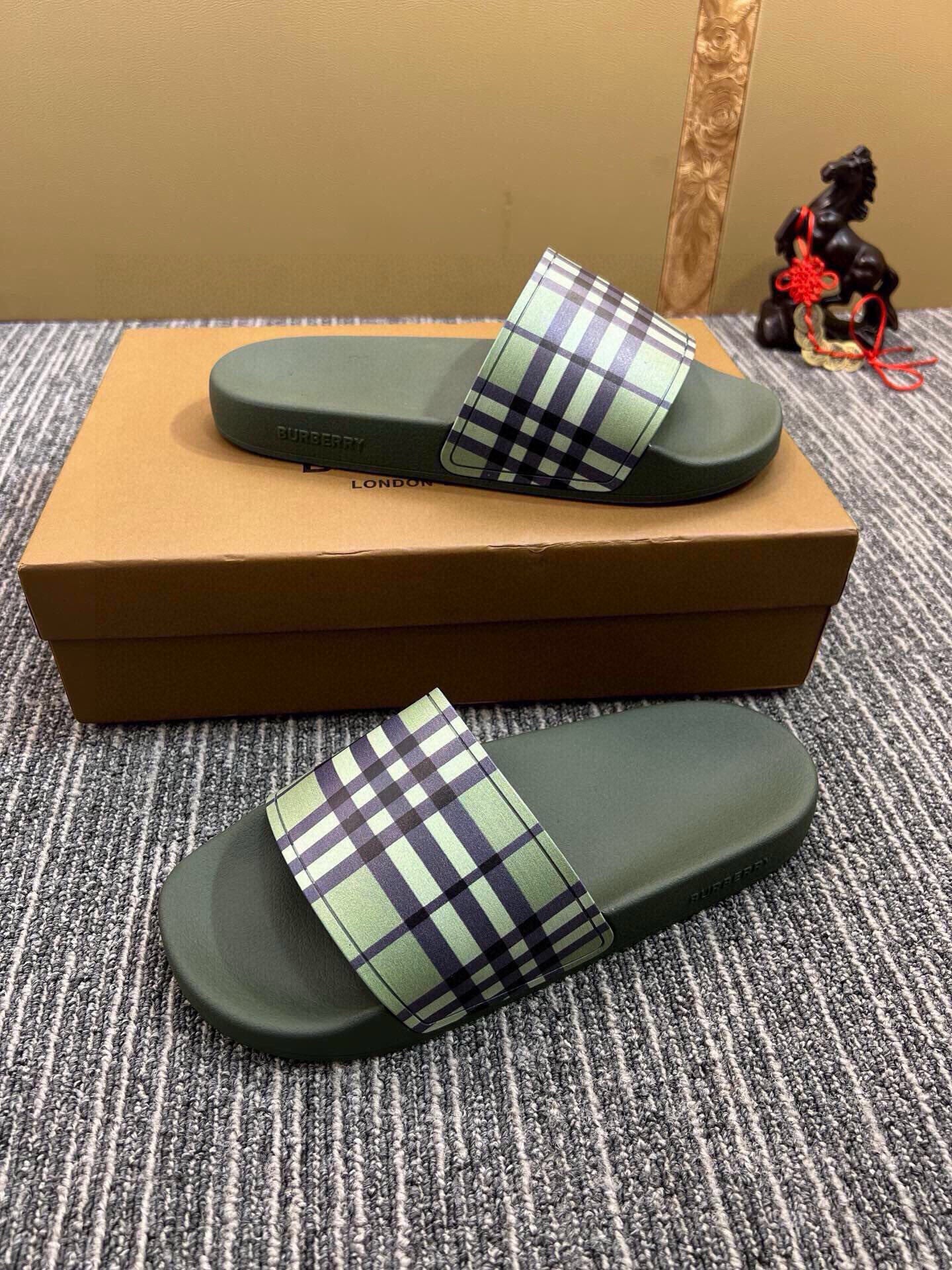 535ZR259ZDE Stylish Slippers