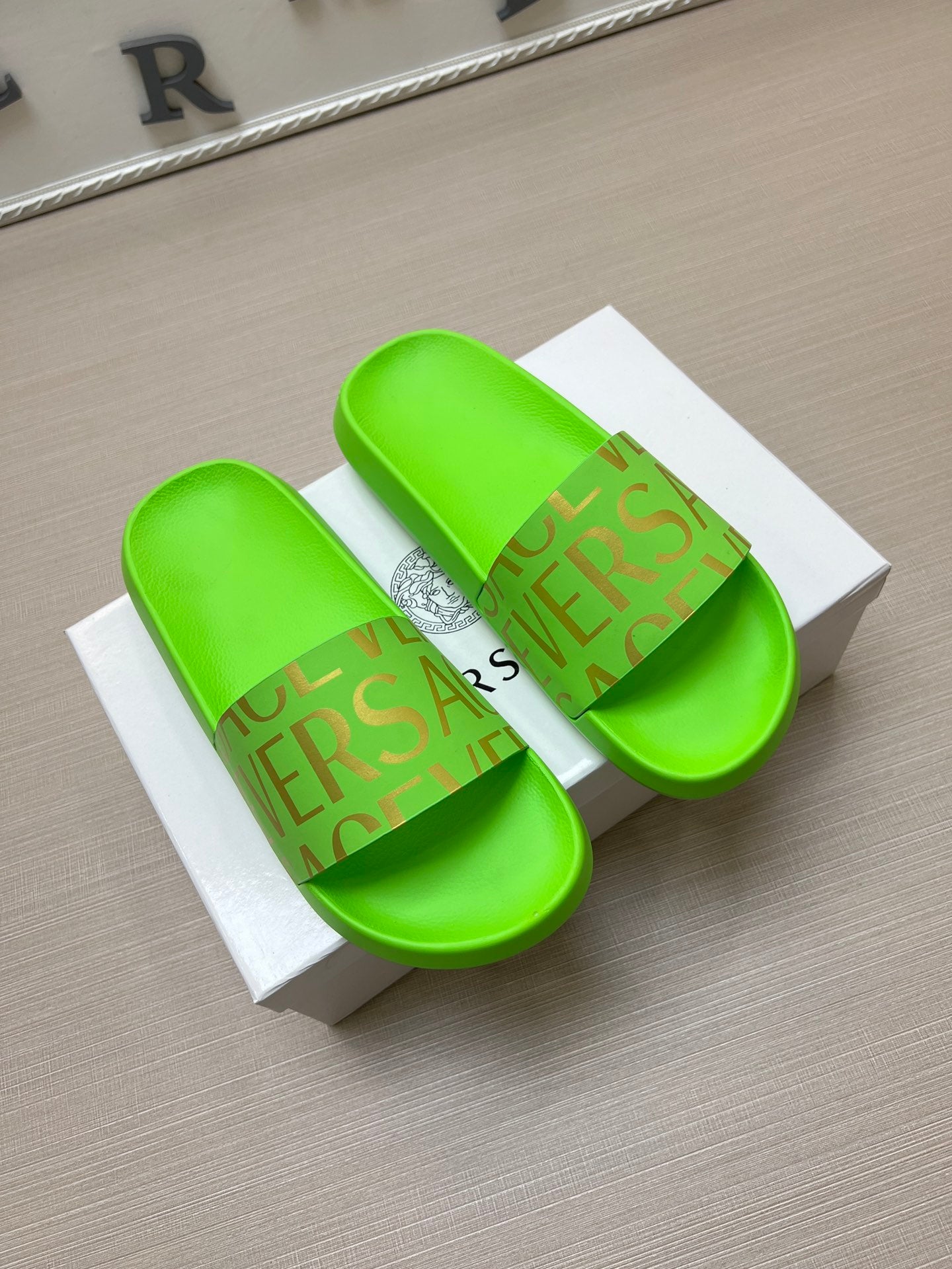54V108ZDE Stylish slippers