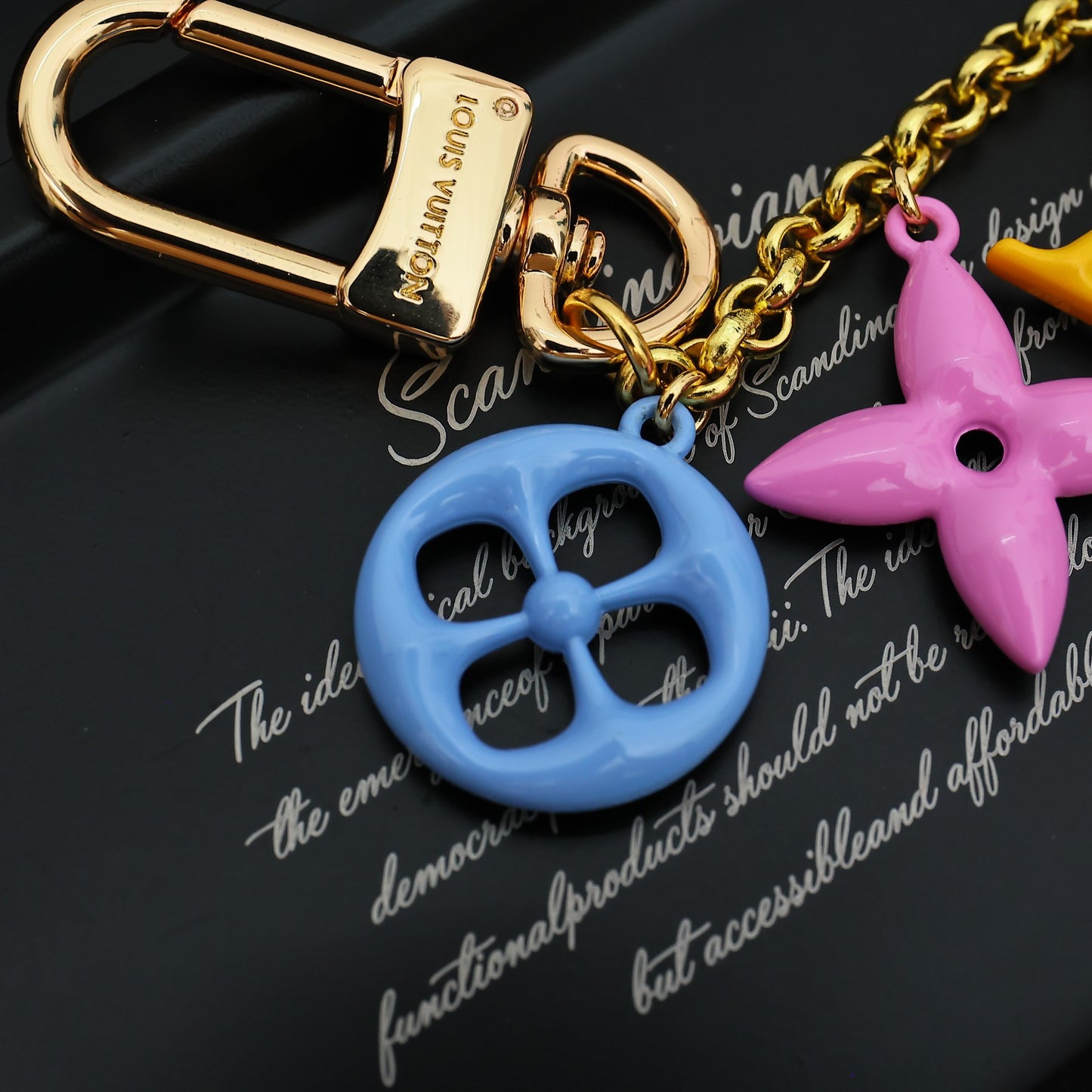 14E54ADE Stylish key closure