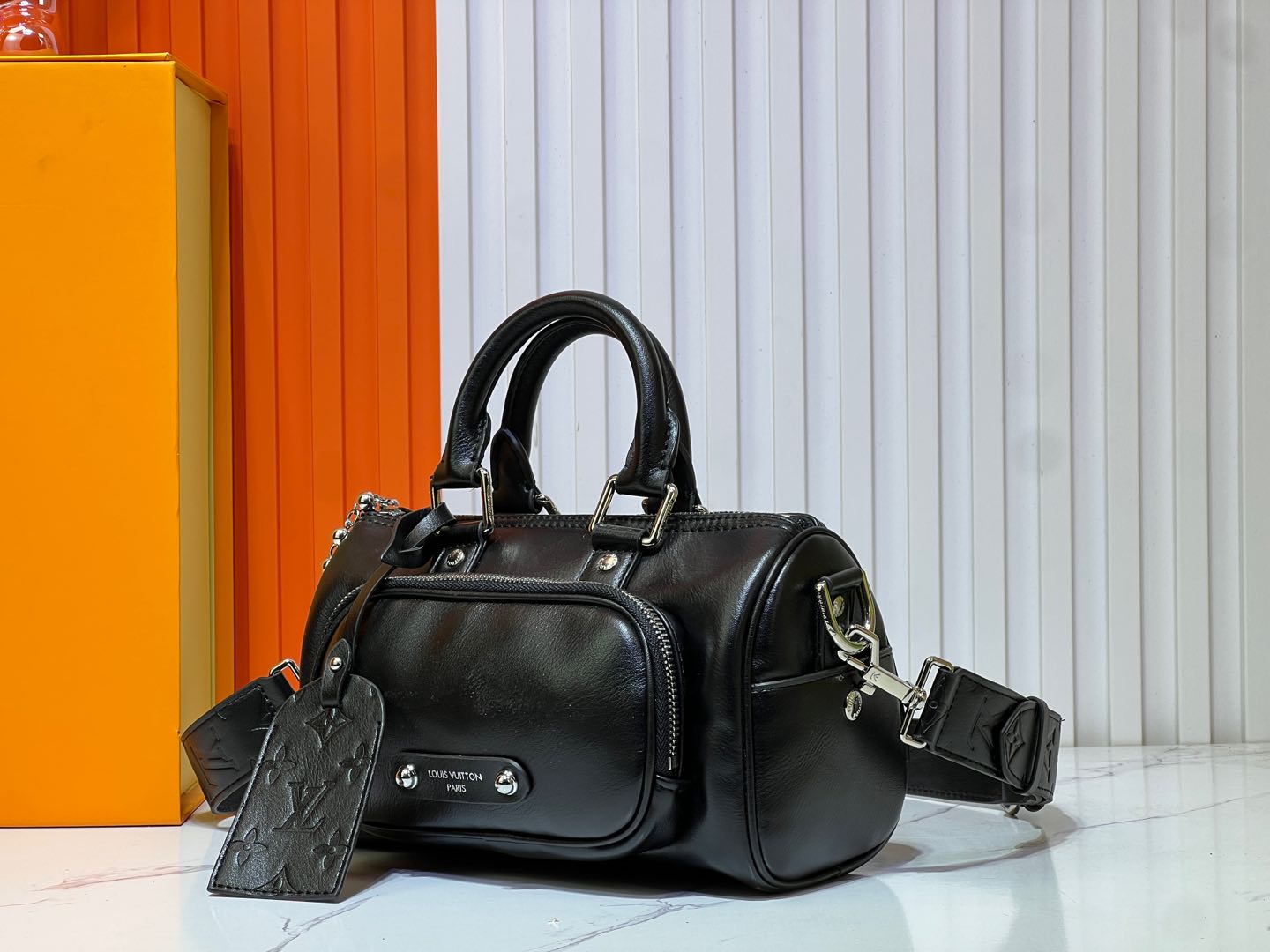 2WE39BDE Stylish leather bag