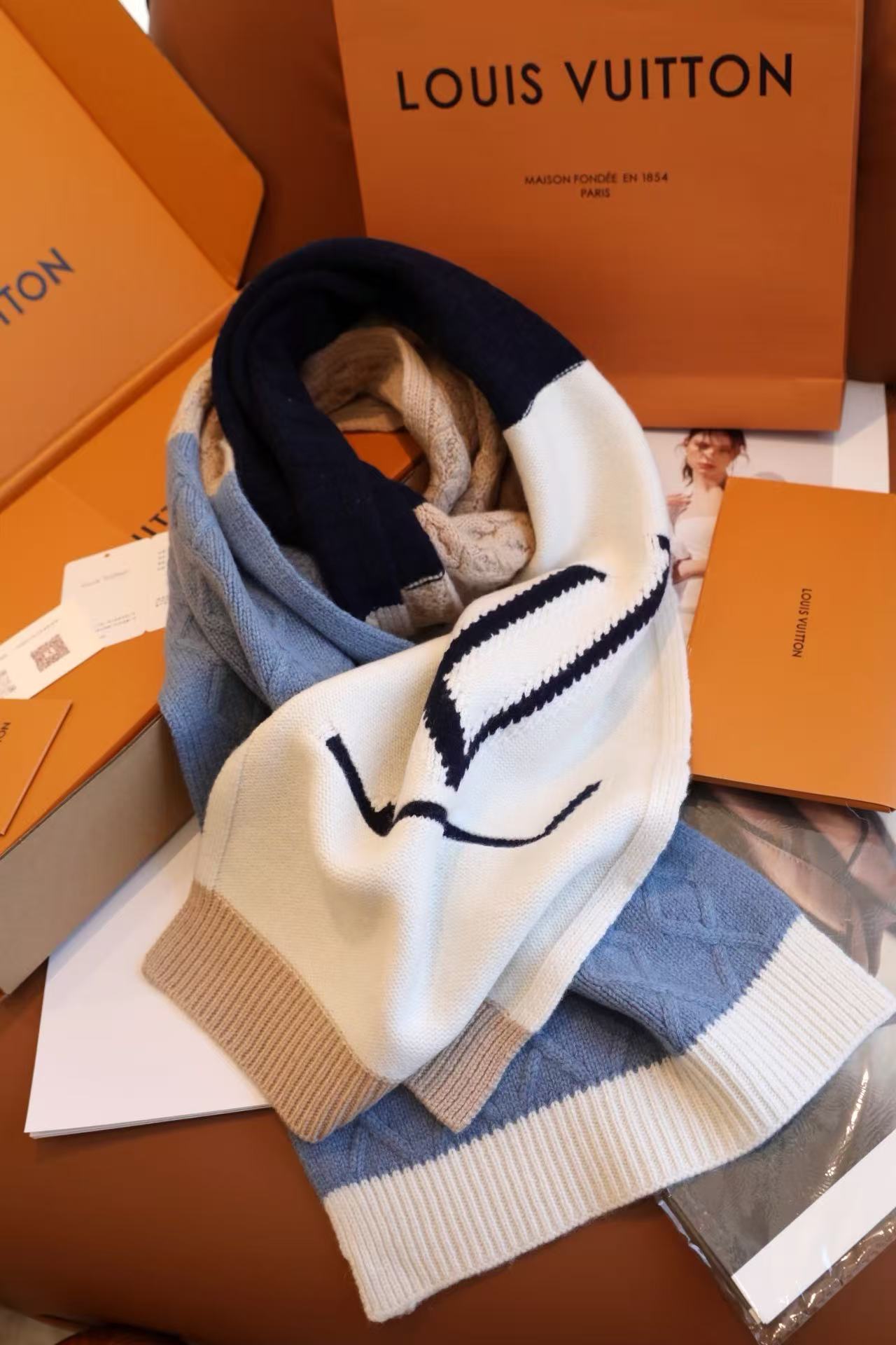 175RE57WDE Stylish Winter Scarves