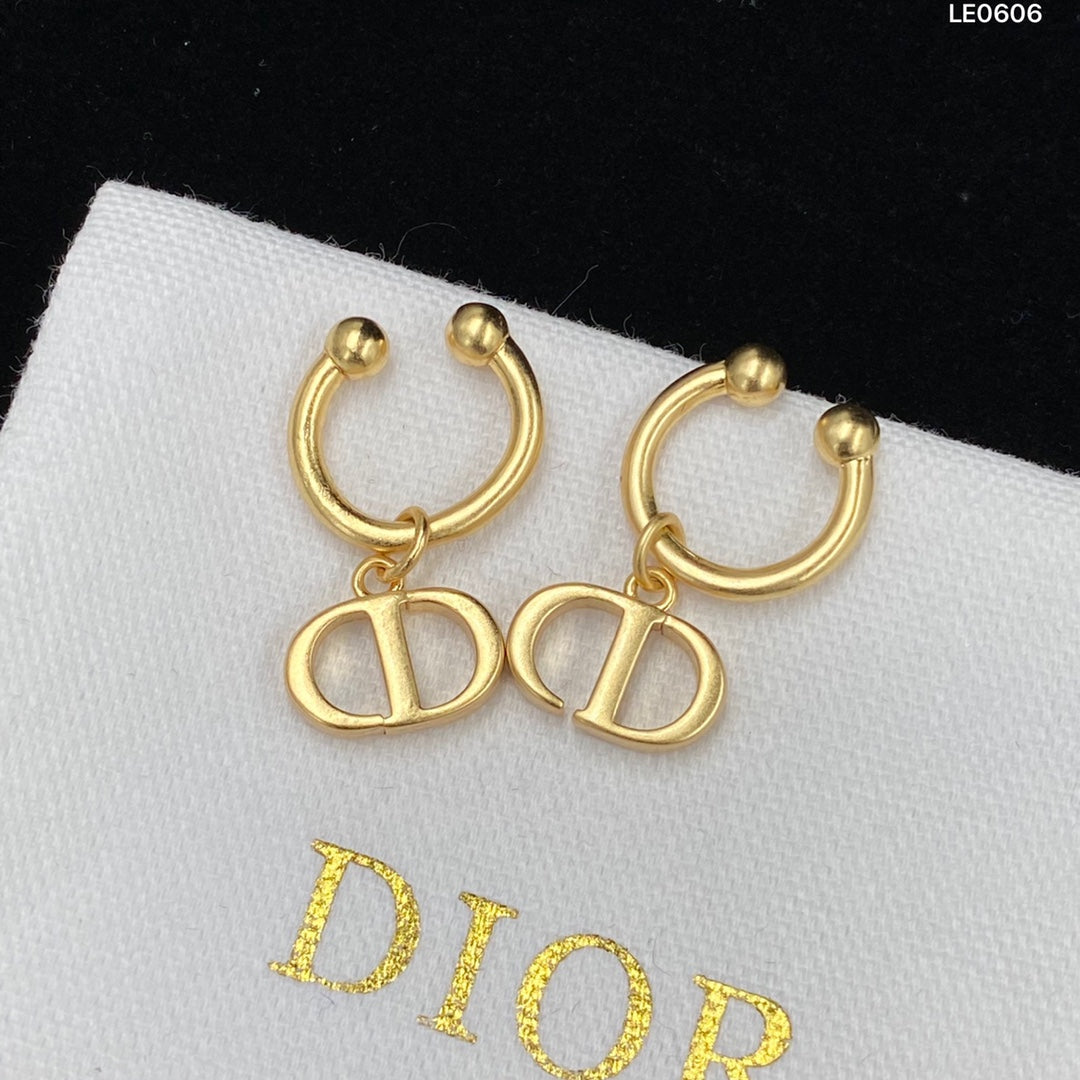 1YD196EDE Stylish Earrings