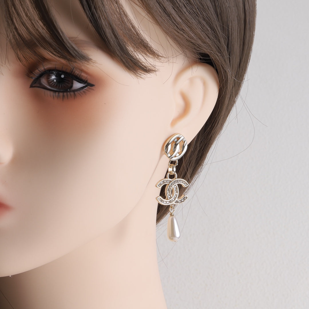 15QC8EDE Stylish Earrings