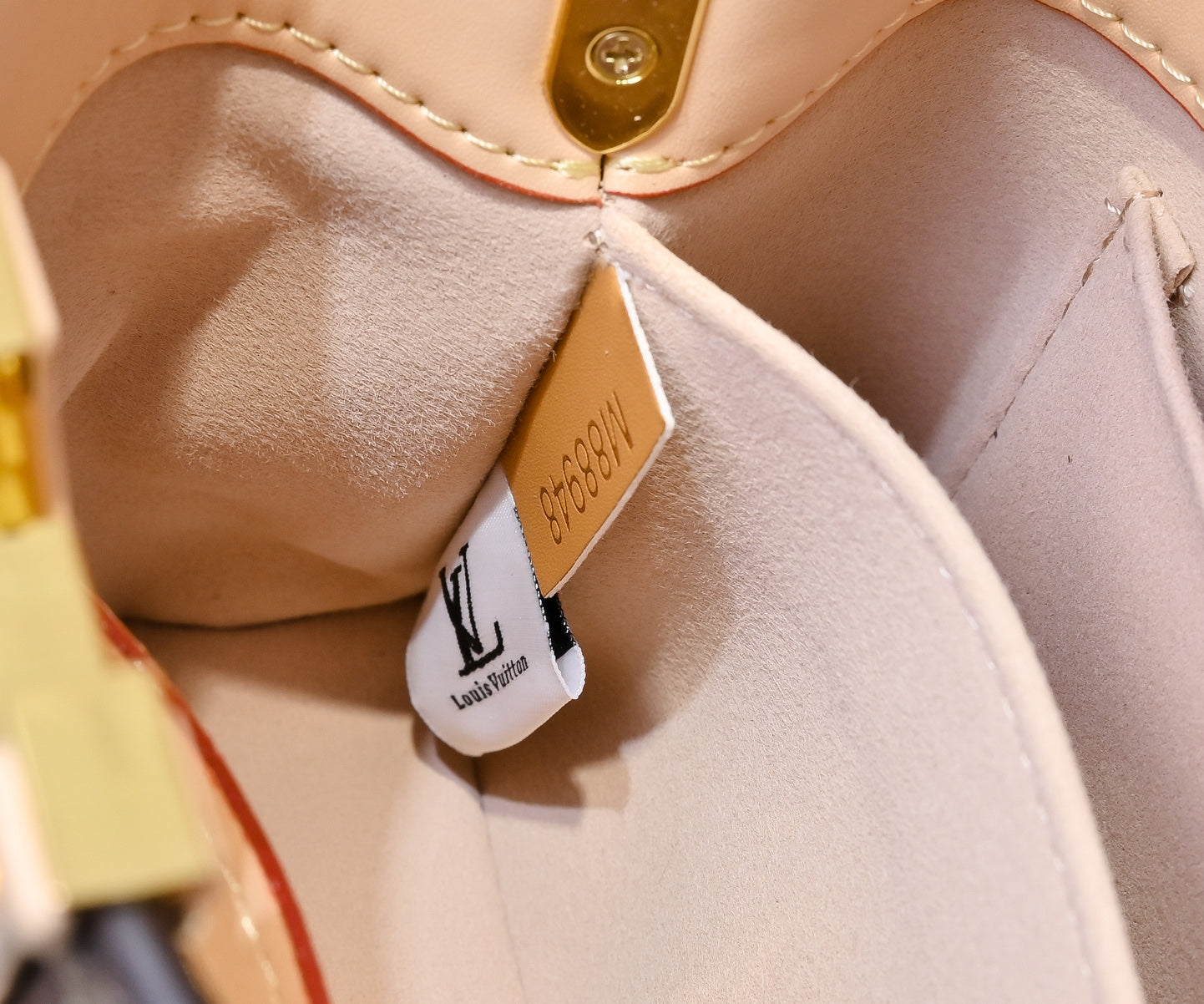 155NE42BDE Stylish leather bag