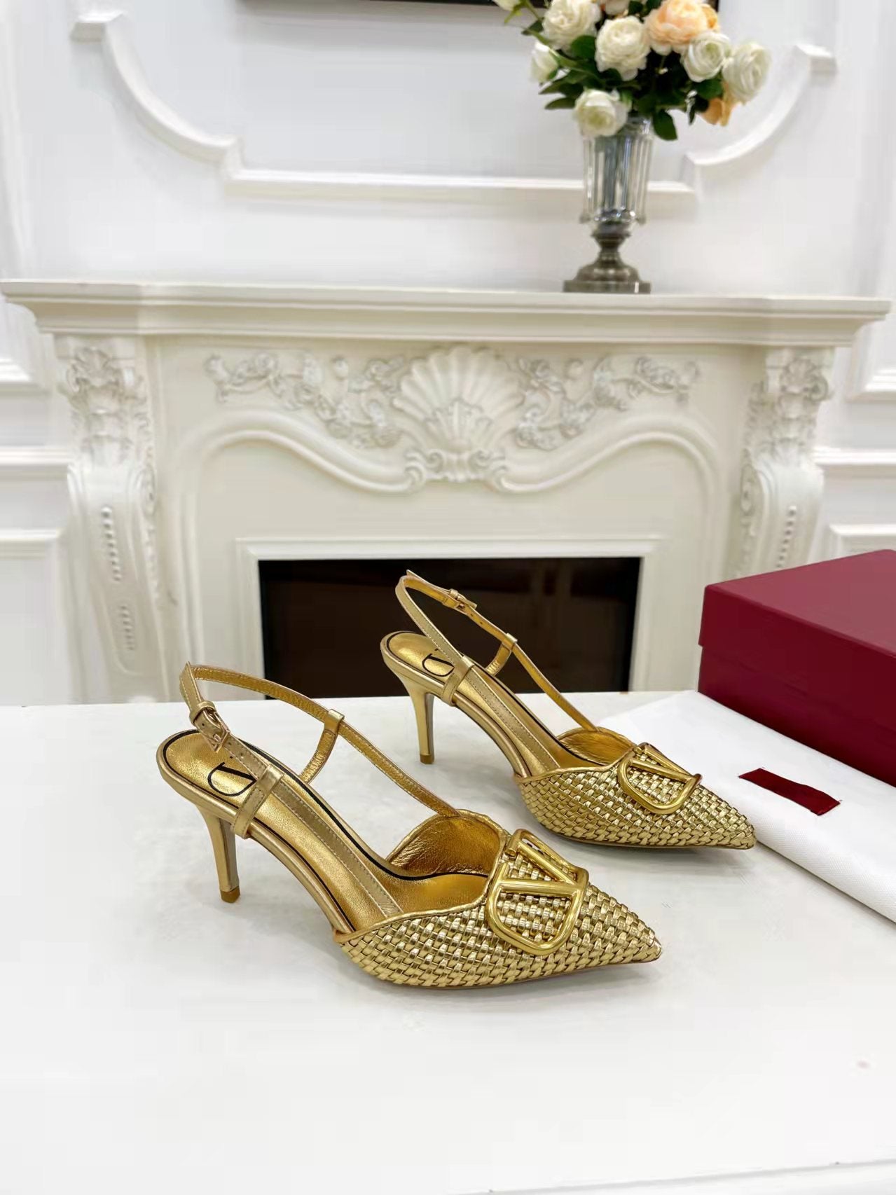 2YVL38ZDE Stylish leather  High heels