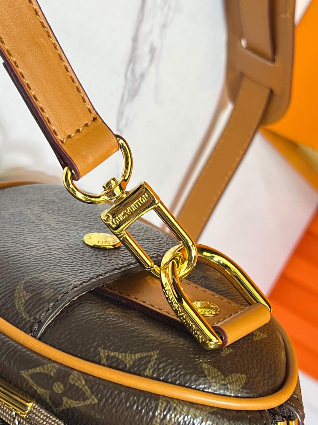 2WE39BDE Stylish leather bag