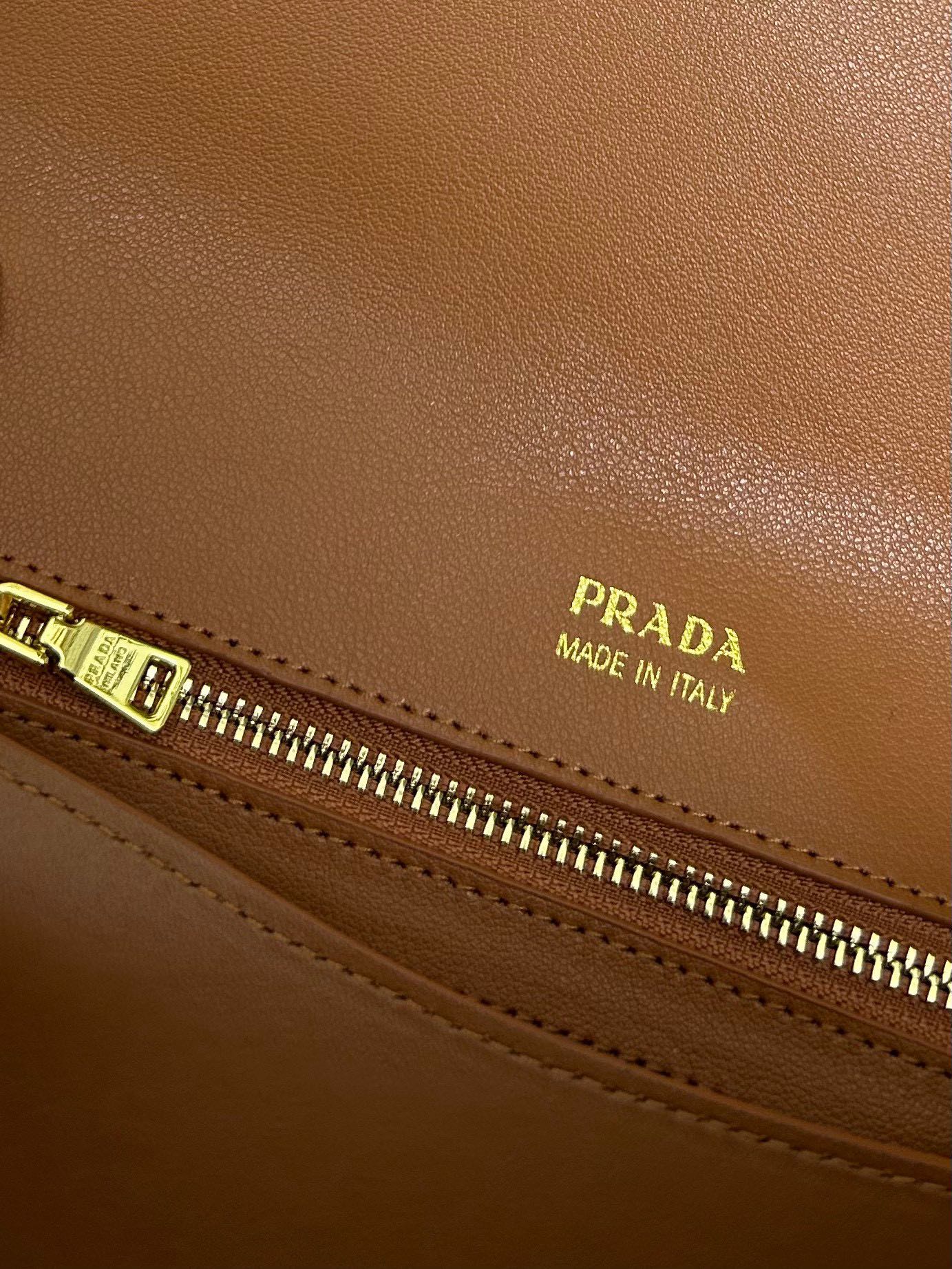1XPD403BDE Stylish leather bag
