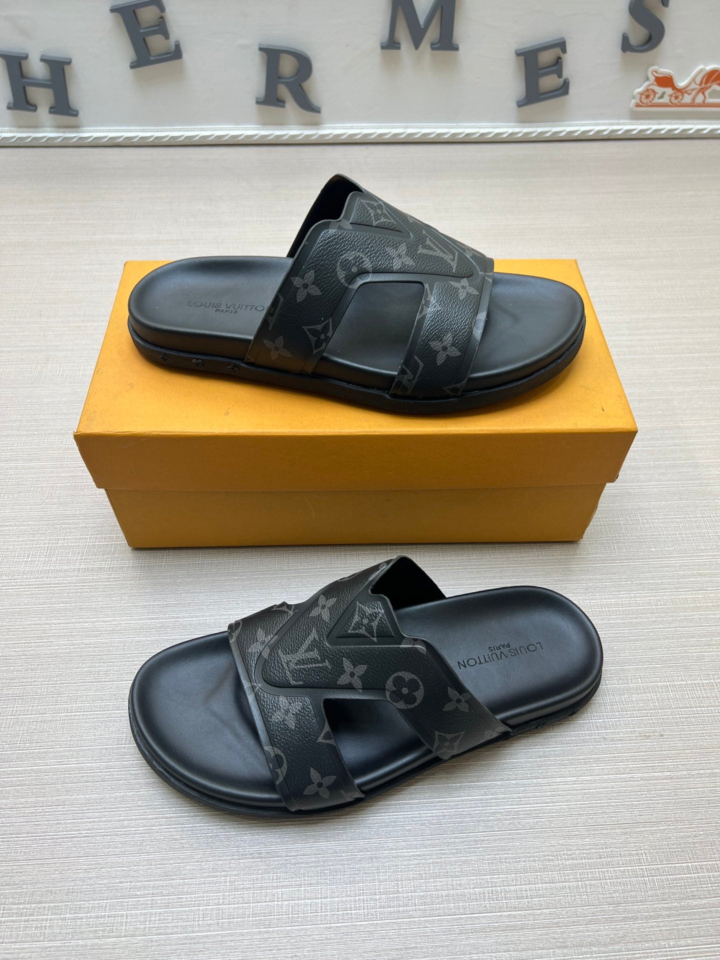 54E111ZDE Stylish slippers