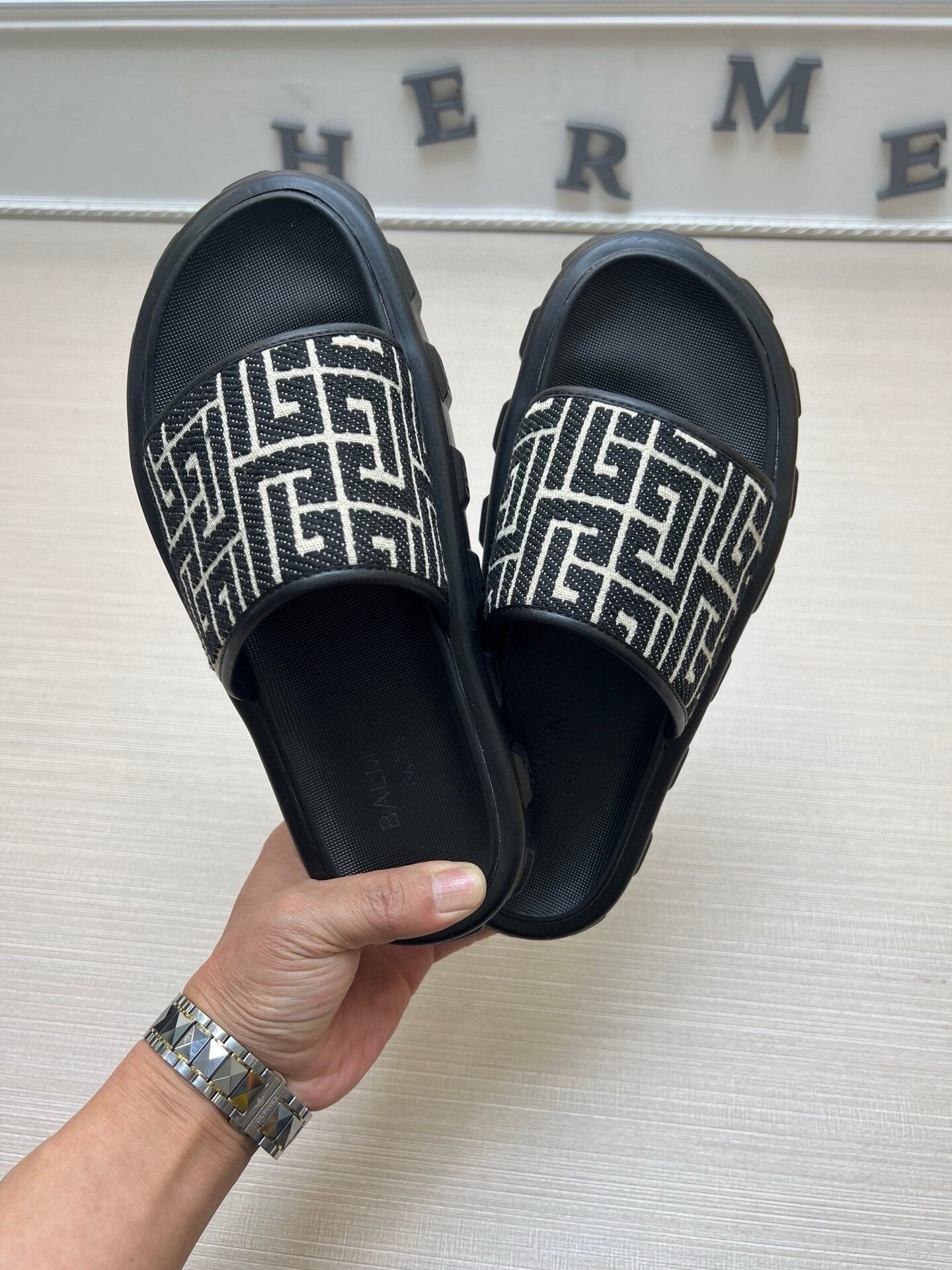 54A21ZDE Stylish slippers